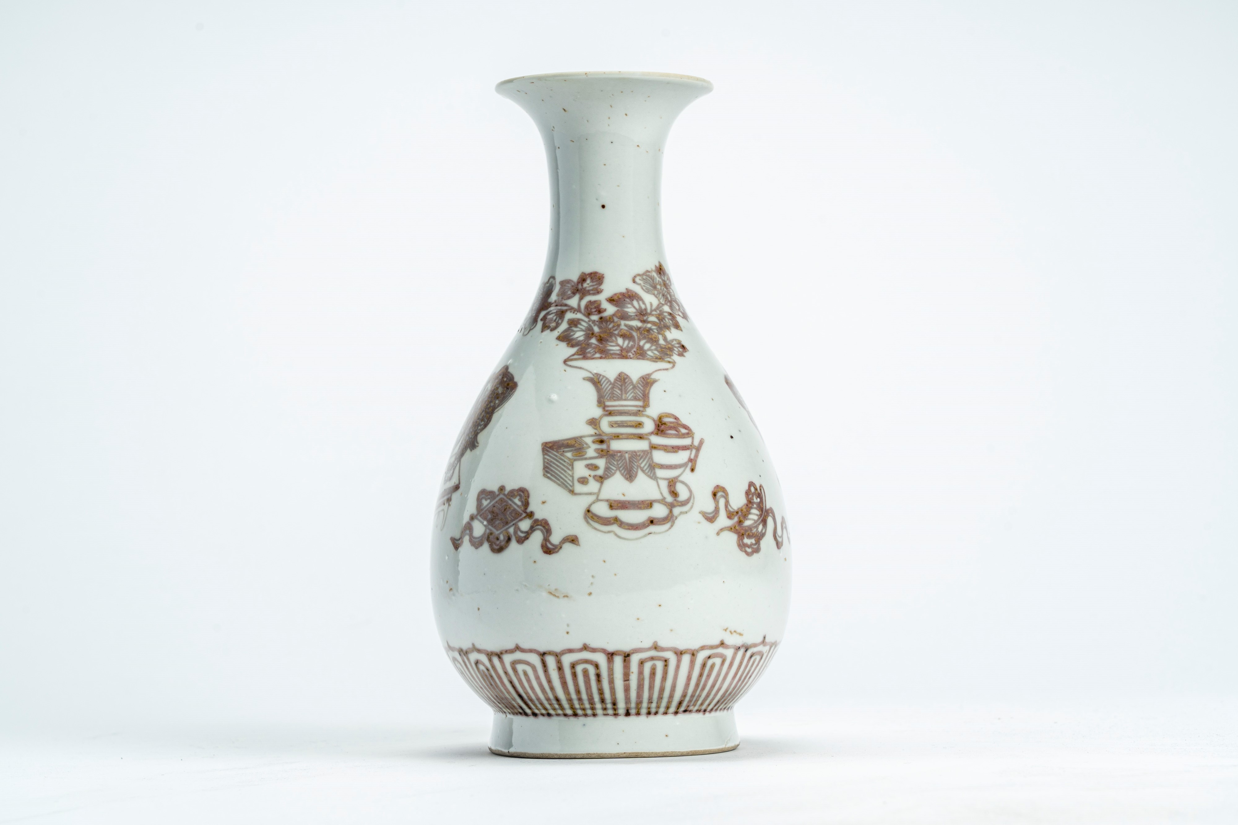 Vaso a bottiglia in porcellana, decorazione in rosso ferro, Cina, secolo XX