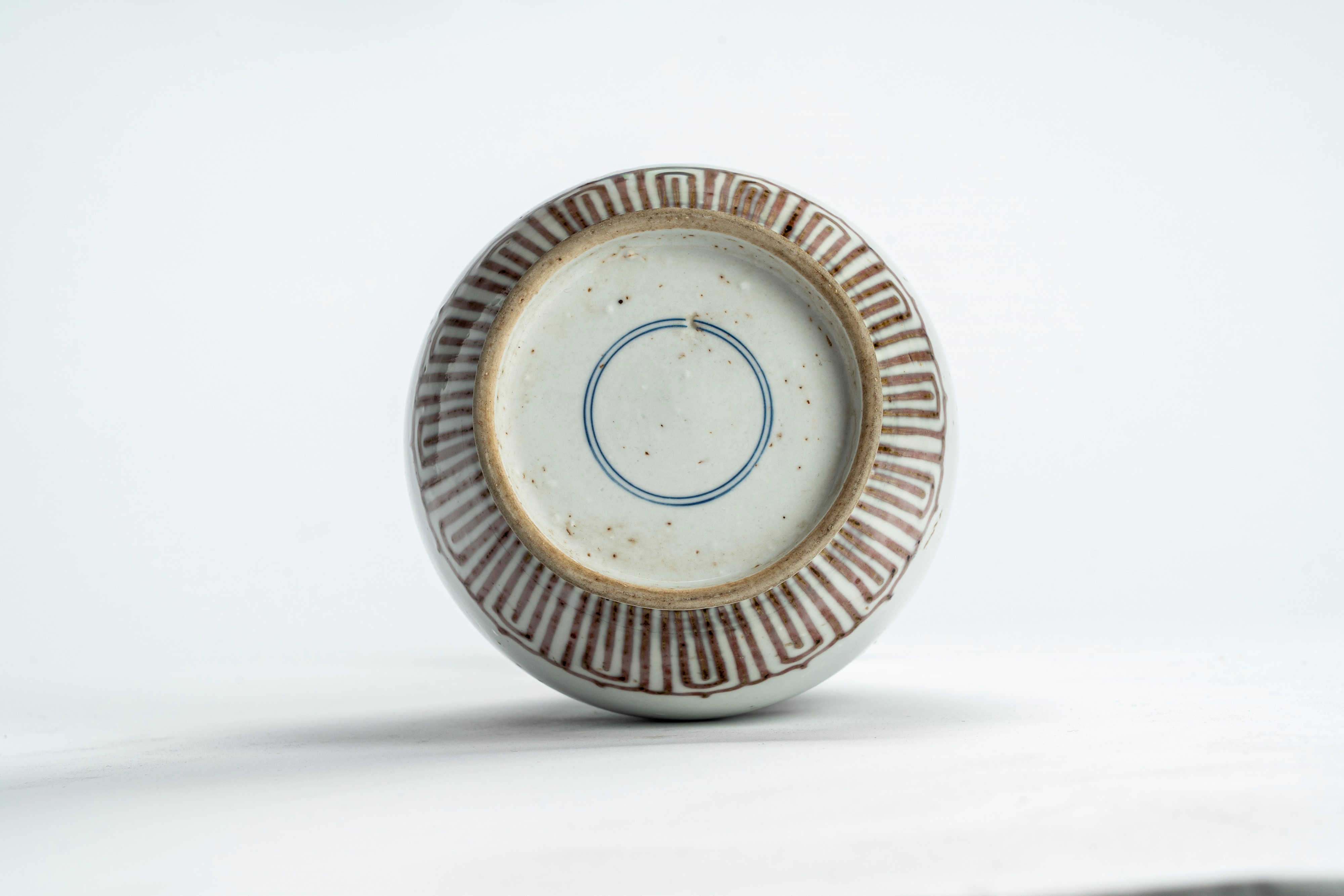 Vaso a bottiglia in porcellana, decorazione in rosso ferro, Cina, secolo XX