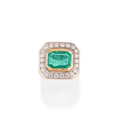 Anello con smeraldo taglio ottagonale e cornice in diamanti, oro bicolore 18k