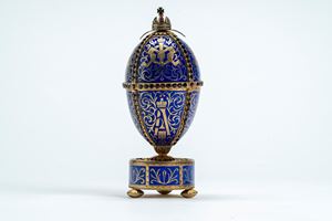 Uovo in argento dorato e smaltato a fondo blu, poggiante su base circolare con tre piedini. San Pietroburgo, fine secolo XIX