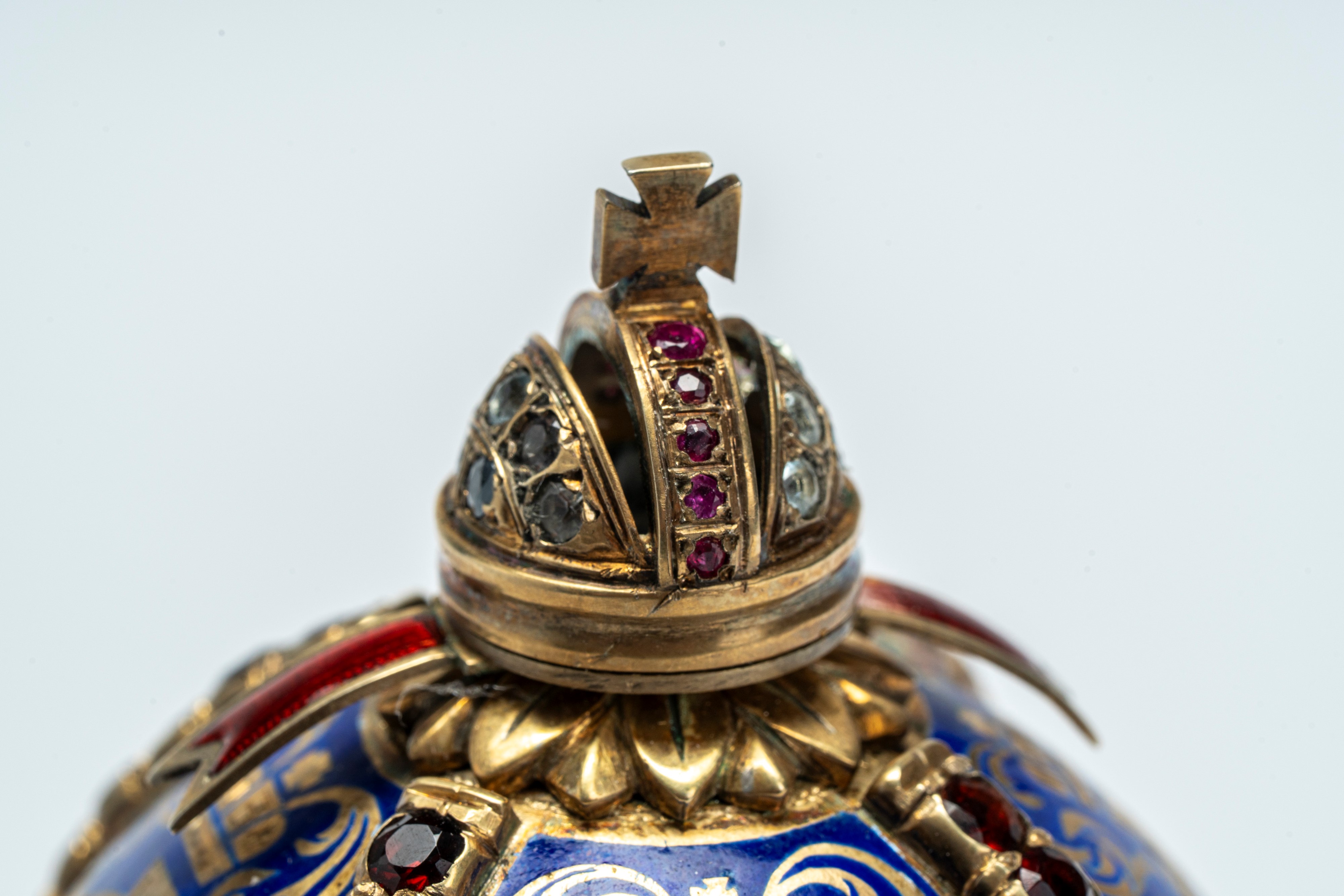 Uovo in argento dorato e smaltato a fondo blu, poggiante su base circolare con tre piedini. San P...