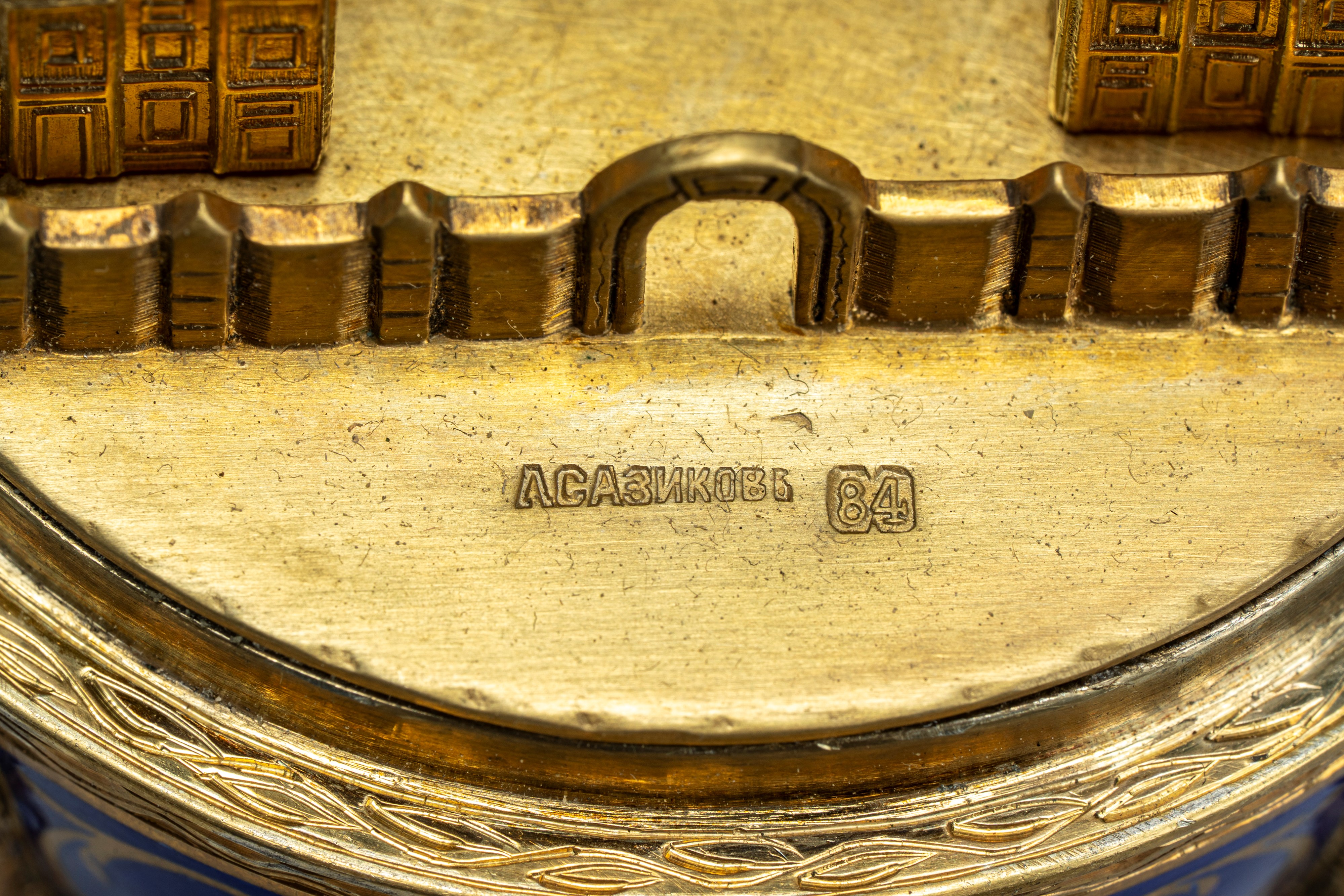 Uovo in argento dorato e smaltato a fondo blu, poggiante su base circolare con tre piedini. San P...