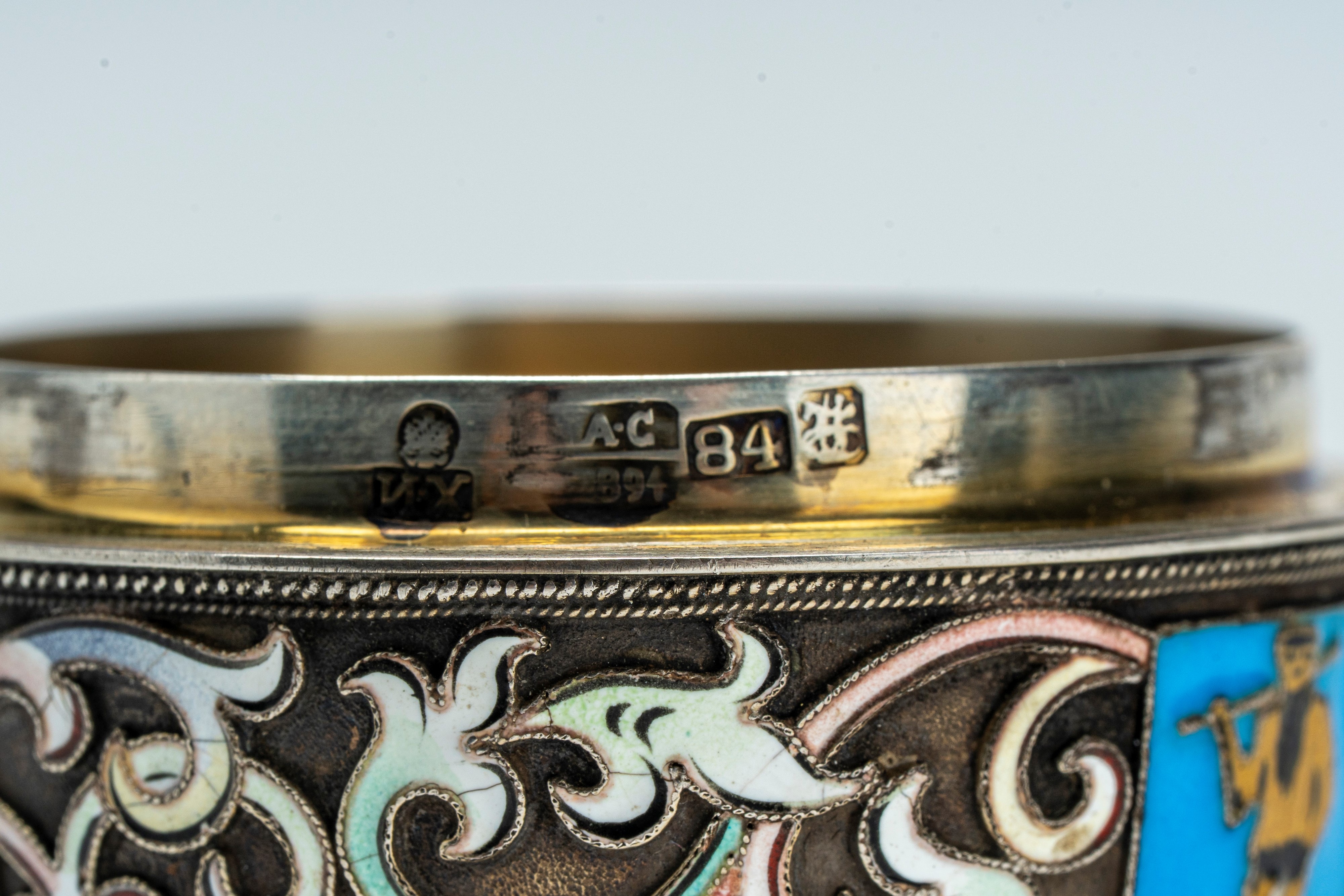 Uovo in argento con smalti policromi cloisonné e cabochons, poggiante su tre piedini a volute fog...