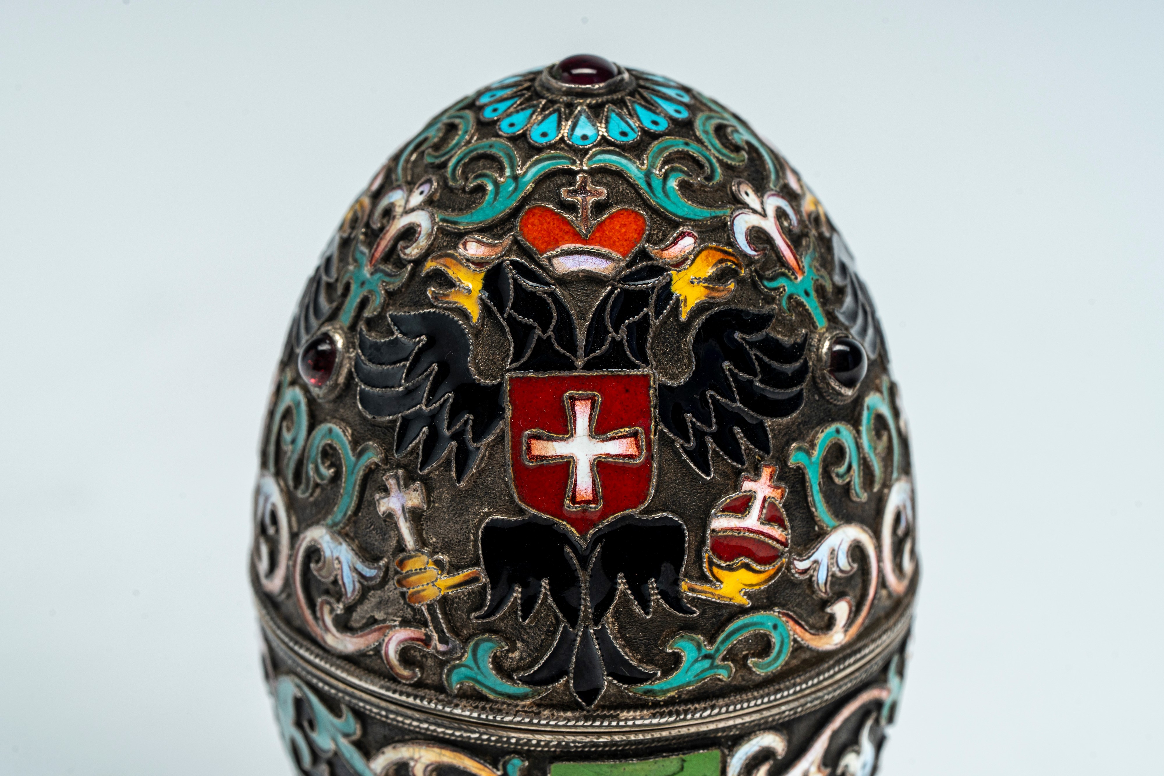 Uovo in argento dorato con smalti policromi cloisonné e cabochon, coperchio apribile decorato con...