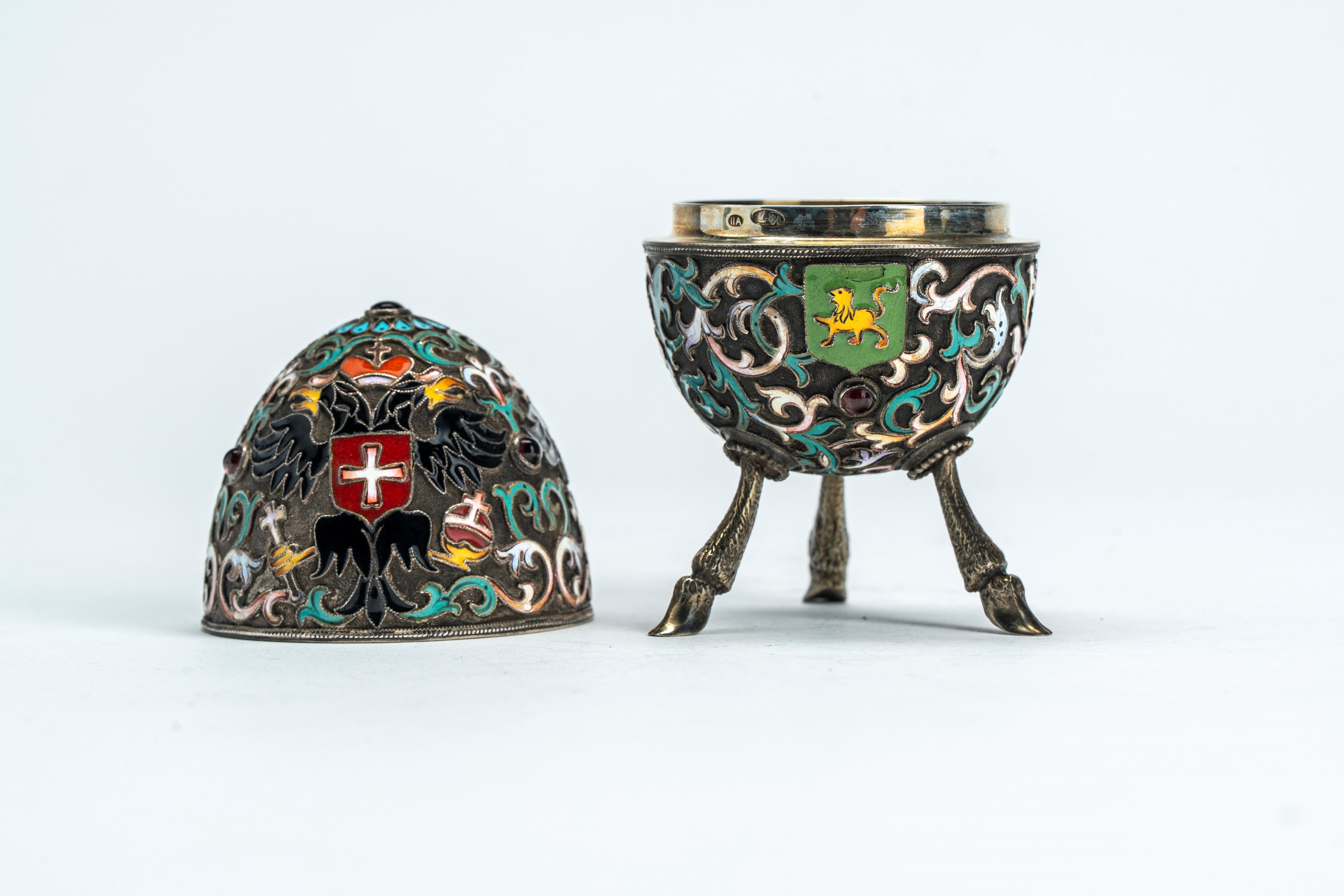 Uovo in argento dorato con smalti policromi cloisonné e cabochon, coperchio apribile decorato con...