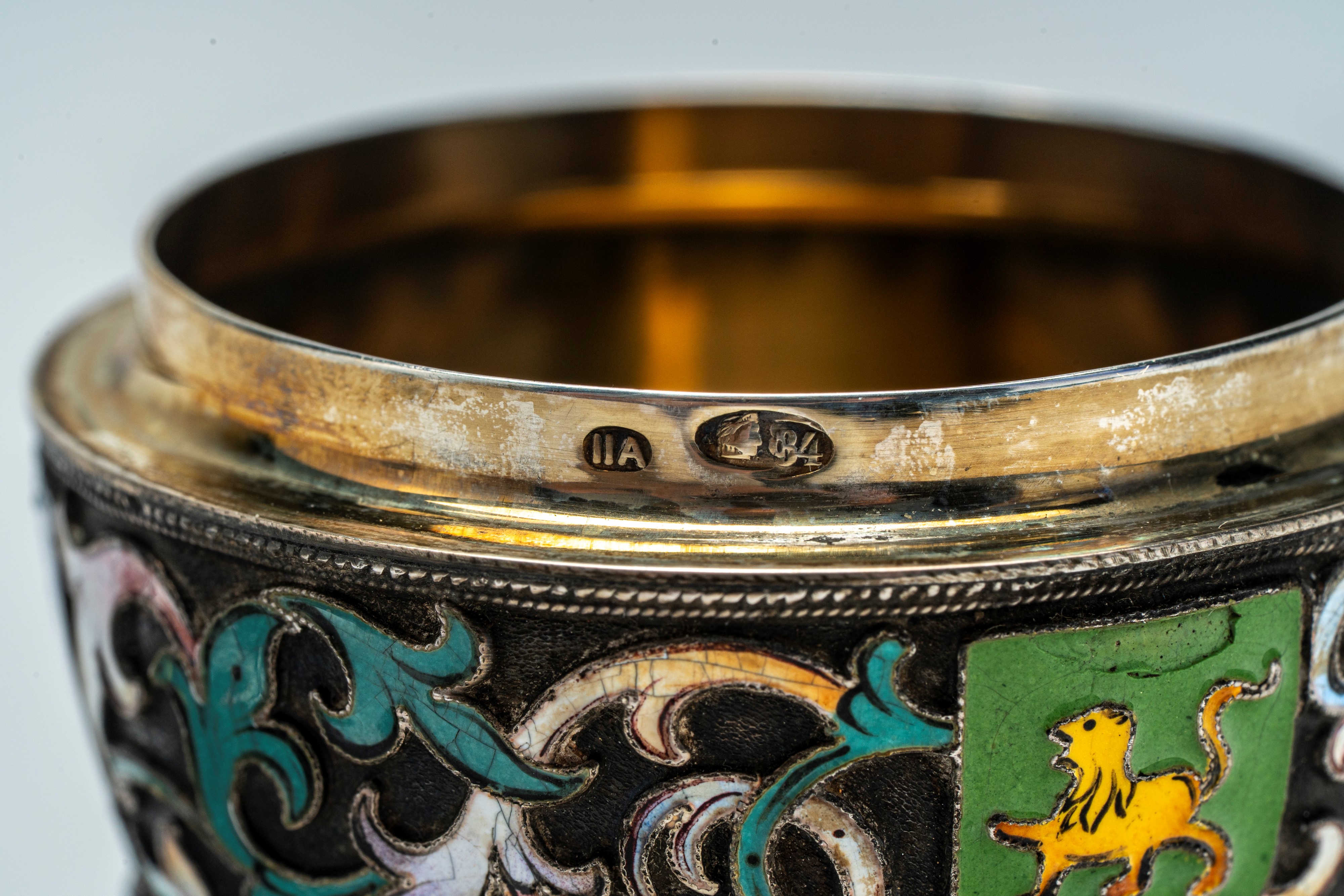 Uovo in argento dorato con smalti policromi cloisonné e cabochon, coperchio apribile decorato con...