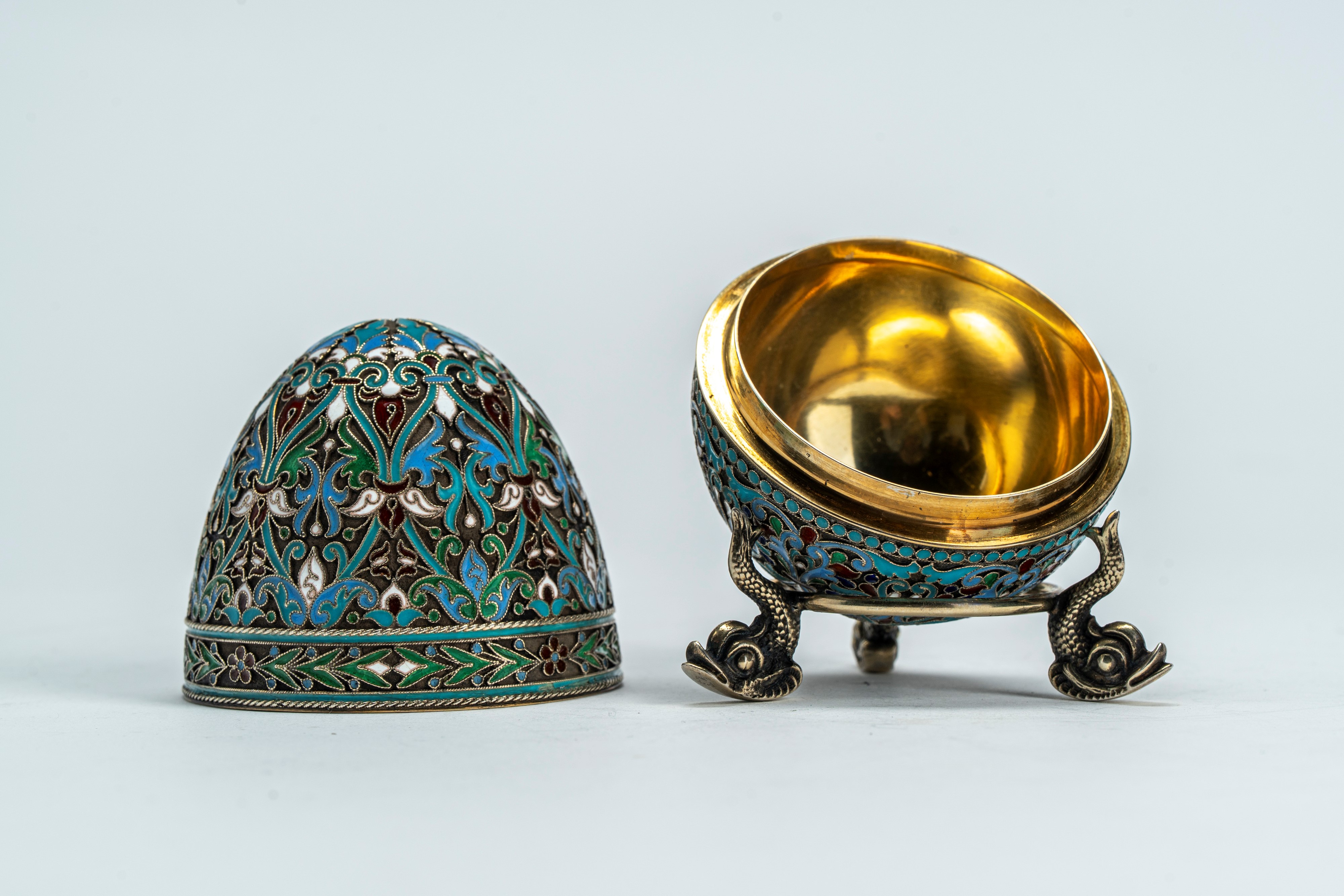 Uovo in argento dorato con smalti policromi cloisonné a motivi vegetali stilizzati, su sostegno t...