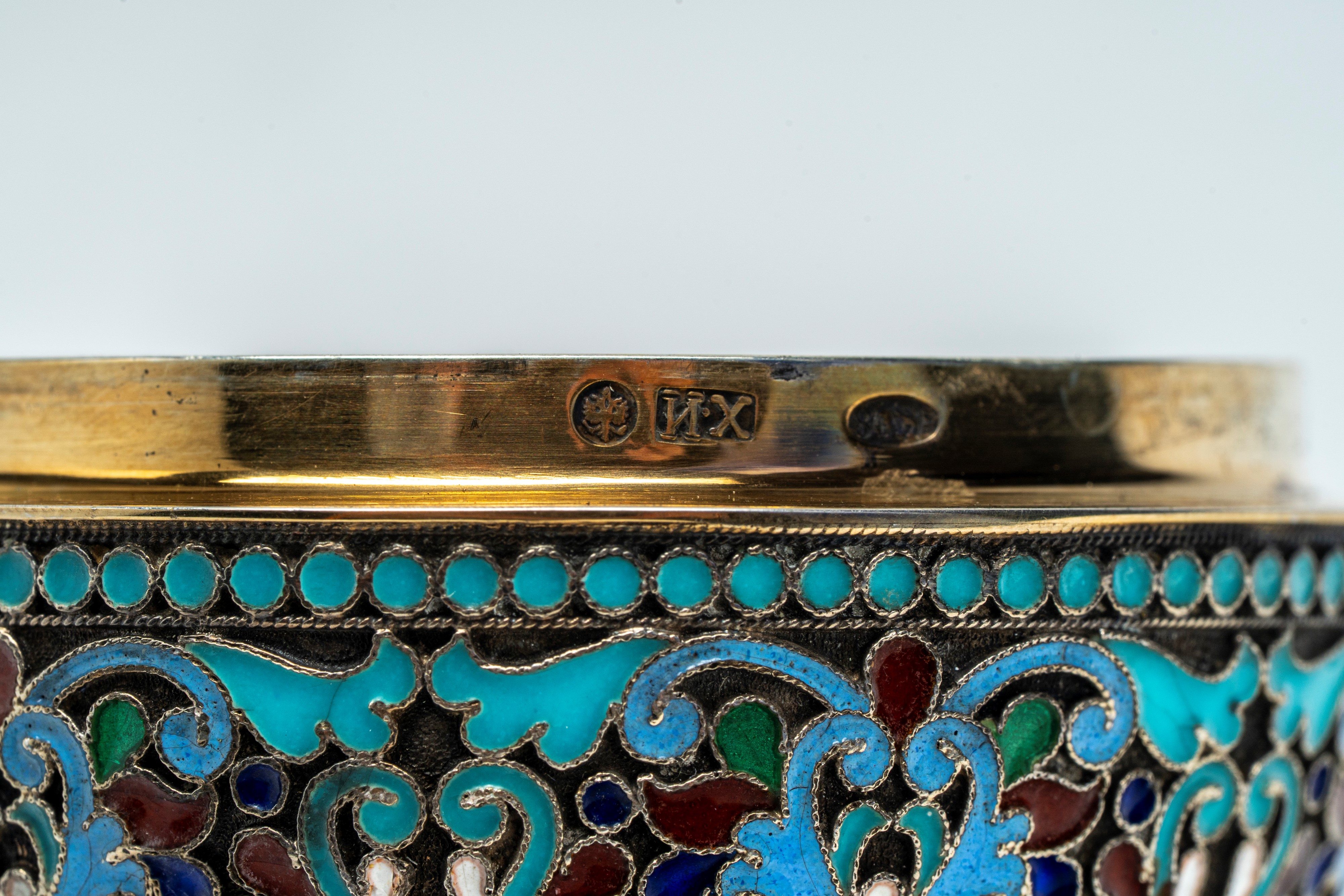 Uovo in argento dorato con smalti policromi cloisonné a motivi vegetali stilizzati, su sostegno t...