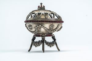 Uovo in argento decorato con festoni, fiocchi, fregi con aquila bicefala imperiale e cabochon. Mosca, secolo XIX