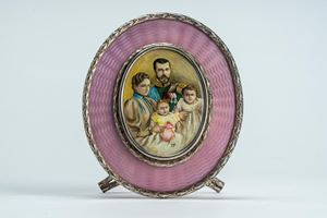 Cornice portafoto con cavalletto in argento con bordura cesellata a ghirlanda, all’interno stampa con ritratto di Nicola II, dell’imperatrice Aleksandra Fëdorovna e delle prime due figlie. Probabilmente San Pietroburgo, 1908–1926
