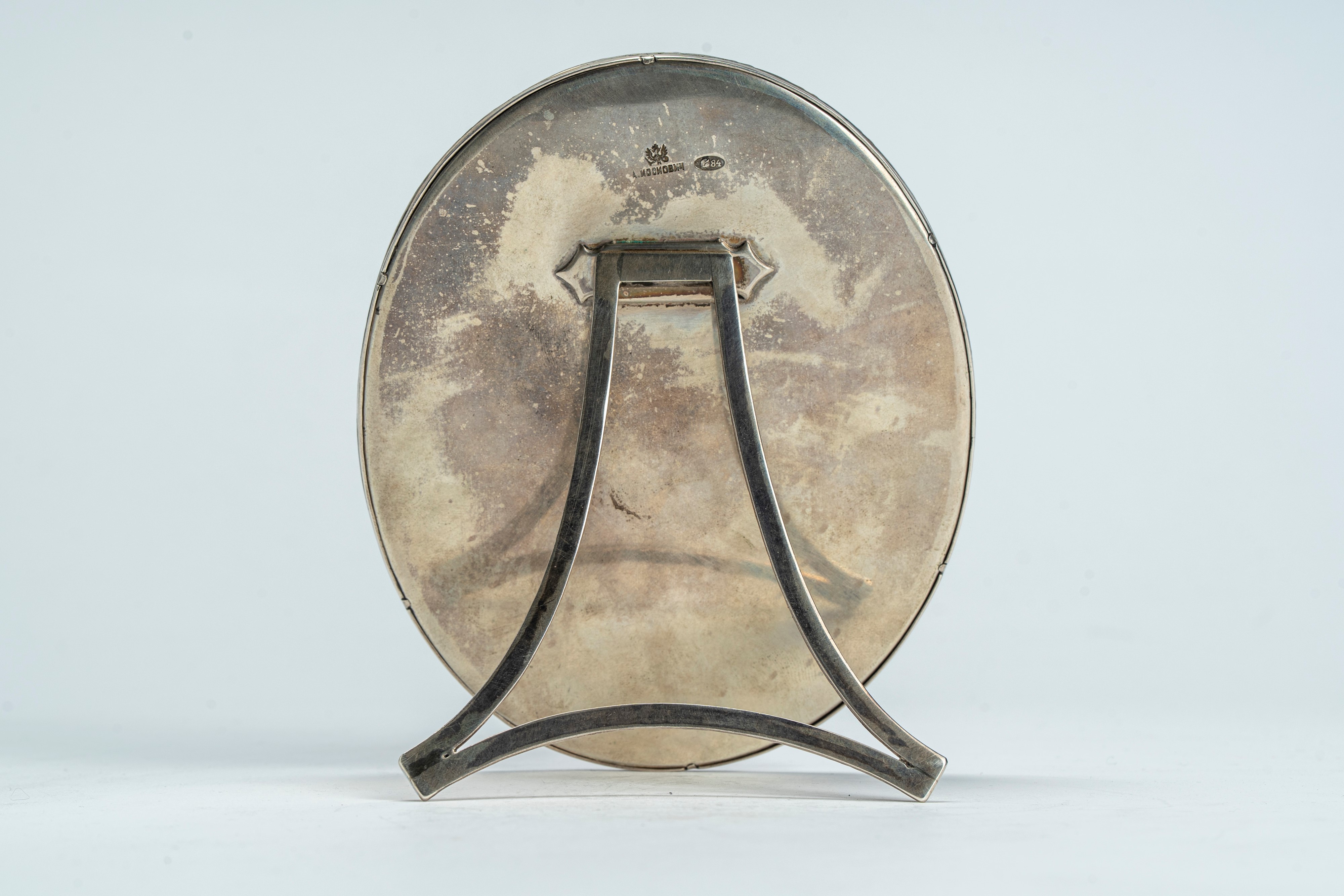 Cornice portafoto con cavalletto in argento con bordura cesellata a ghirlanda, all’interno stampa...