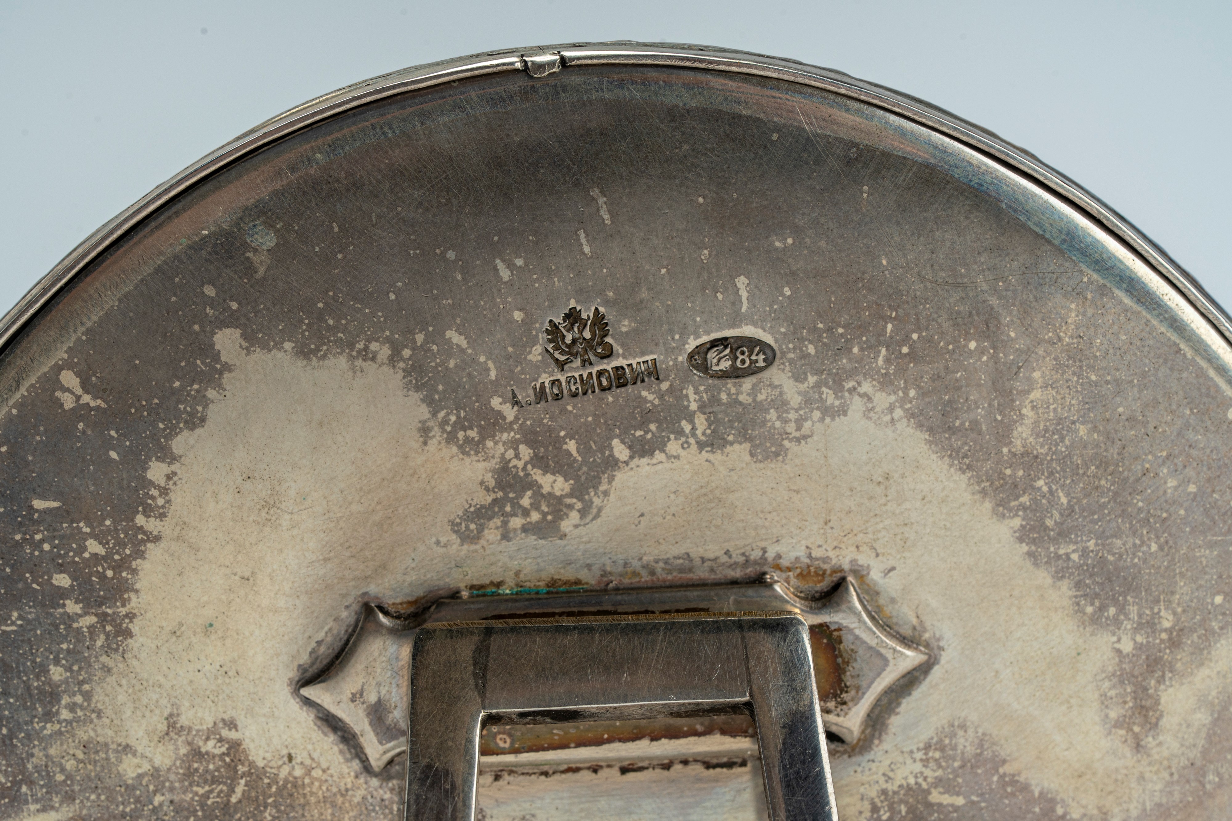 Cornice portafoto con cavalletto in argento con bordura cesellata a ghirlanda, all’interno stampa...