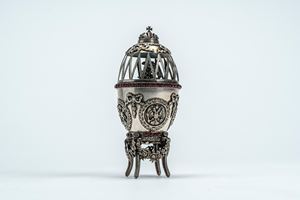 Uovo in argento con cabochon su sostegno removibile a quattro piedini decorati con ghirlande e fiori. Mosca, secolo XIX