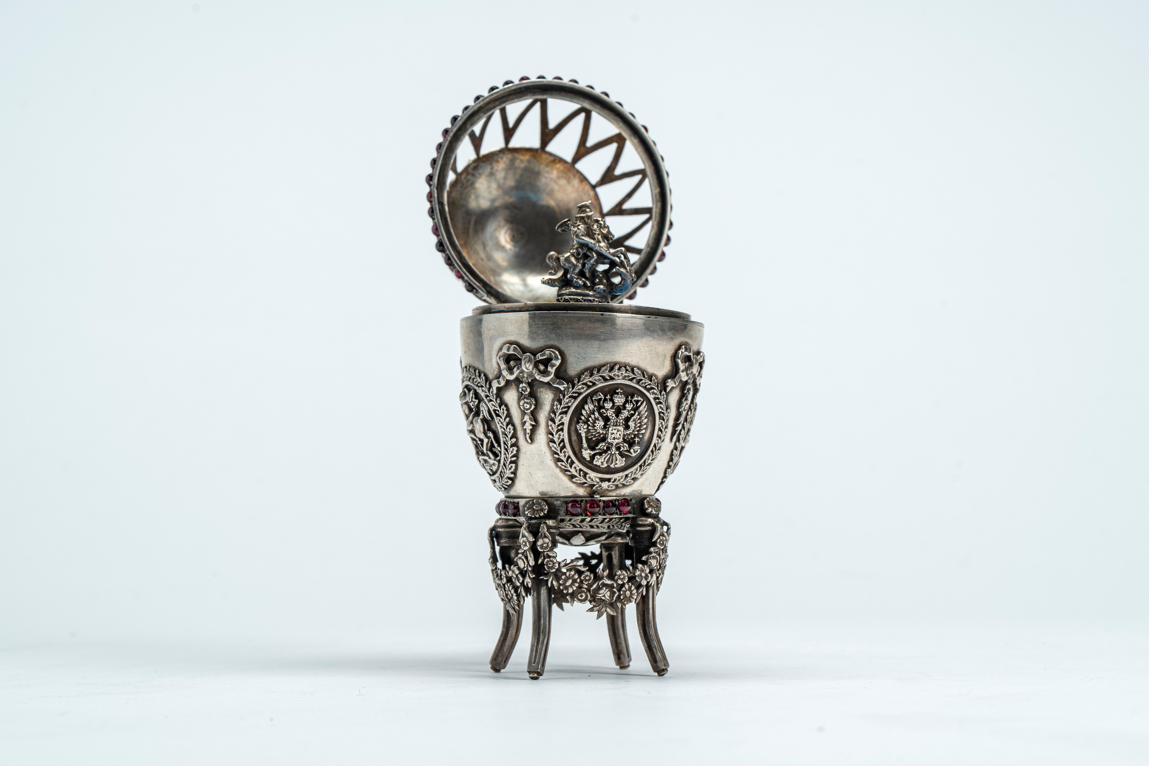 Uovo in argento con cabochon su sostegno removibile a quattro piedini decorati con ghirlande e fi...