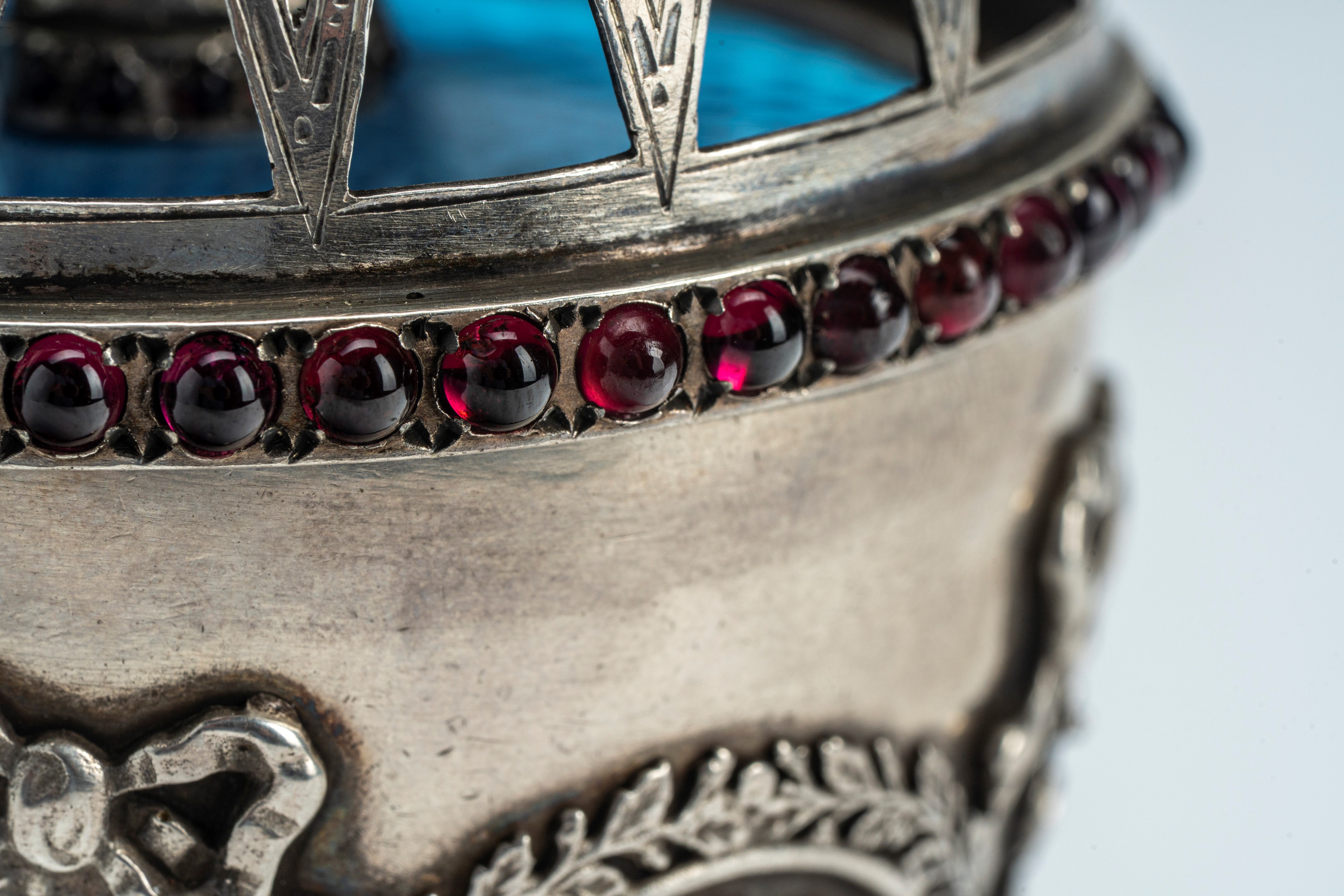 Uovo in argento con cabochon su sostegno removibile a quattro piedini decorati con ghirlande e fi...