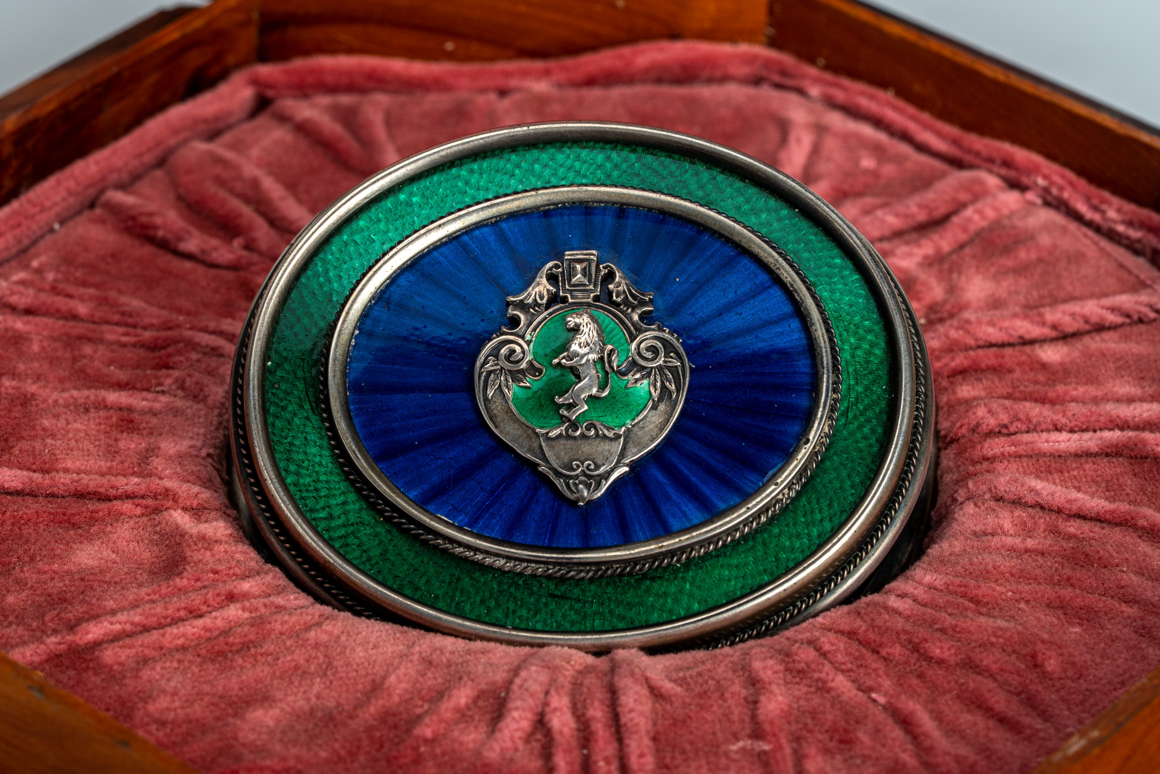 Scatola con coperchio in argento e smalti guilloché verde e blu con fascia di monetine incassate....