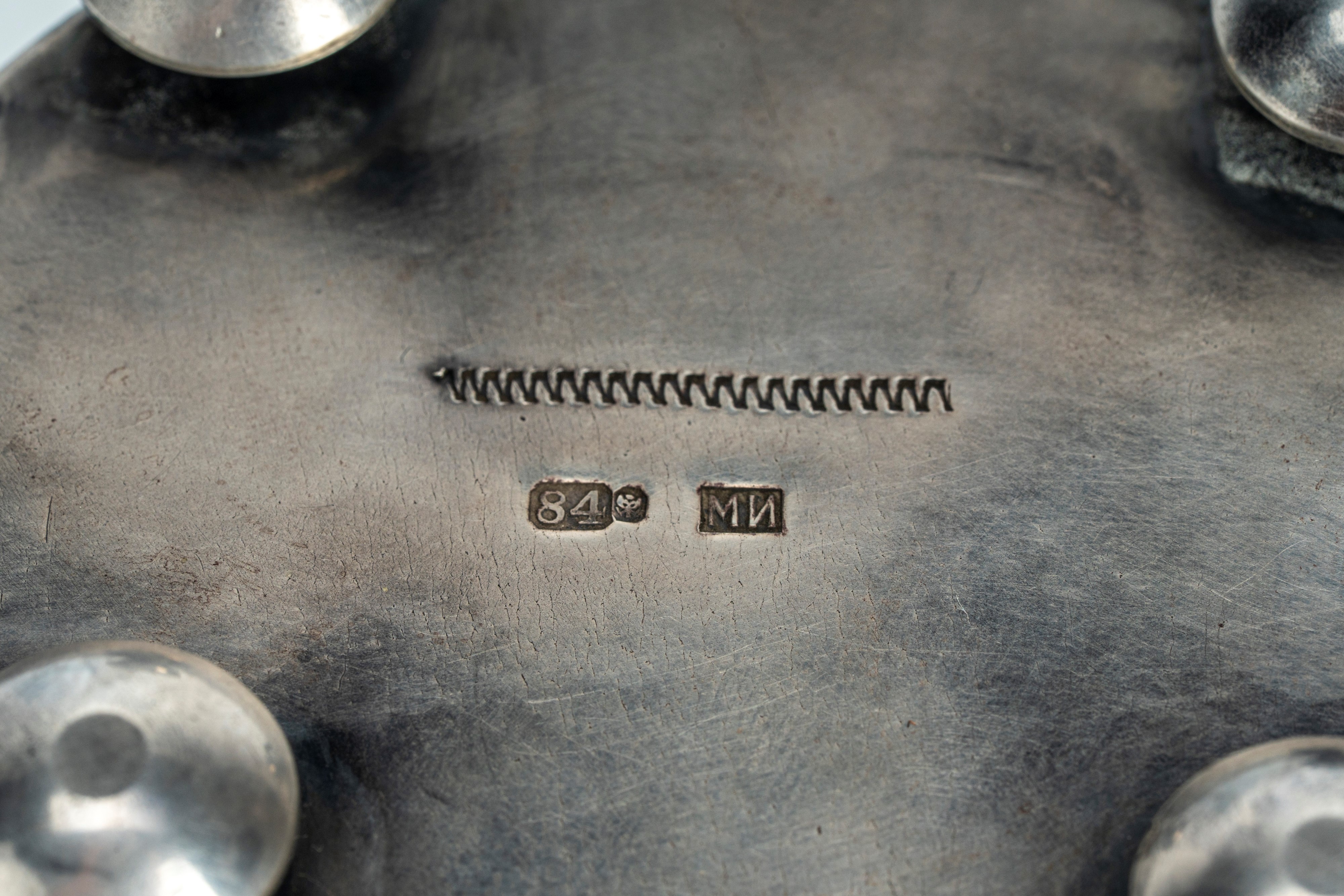 Scatola con coperchio in argento e smalti guilloché verde e blu con fascia di monetine incassate....