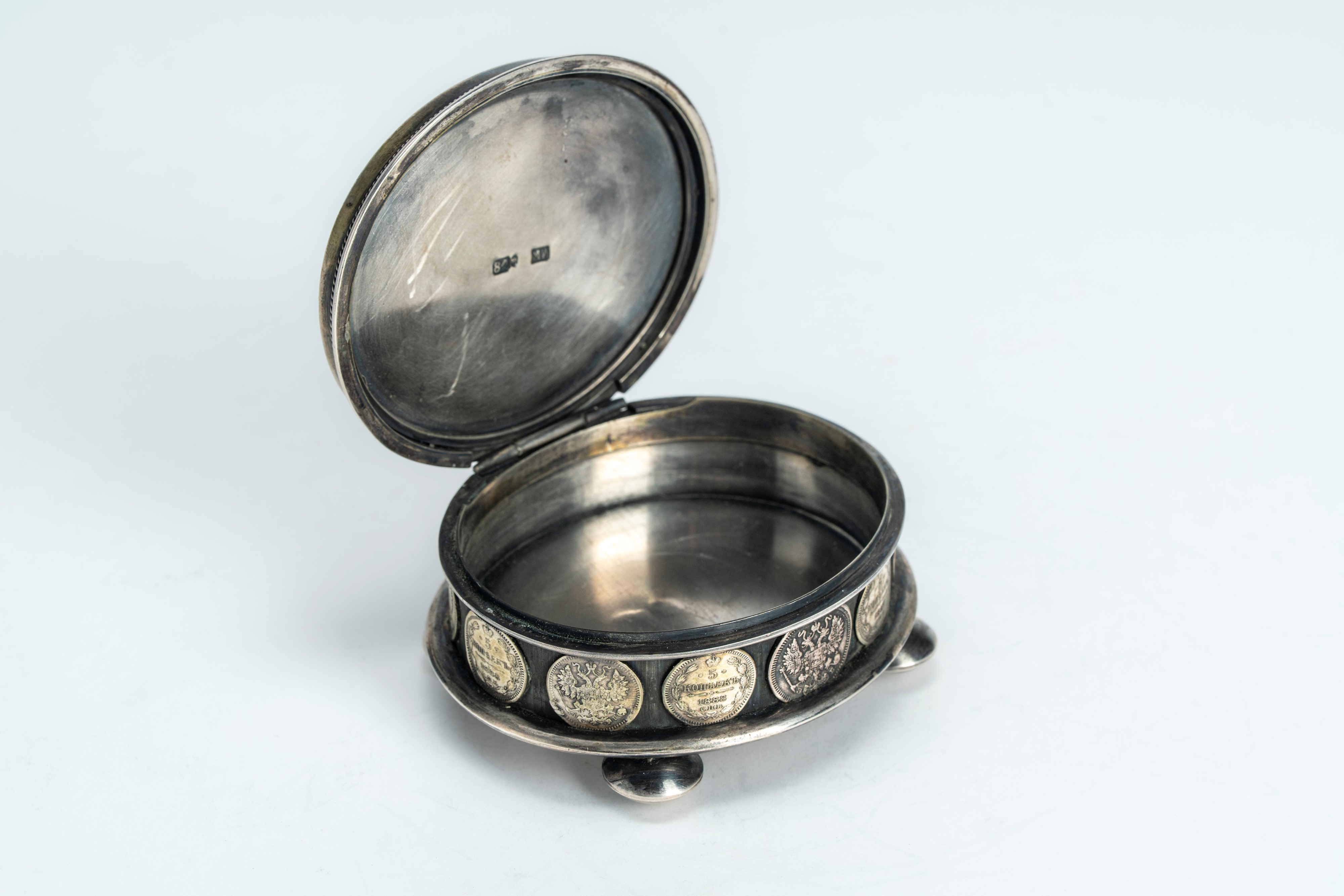 Scatola con coperchio in argento e smalti guilloché verde e blu con fascia di monetine incassate....