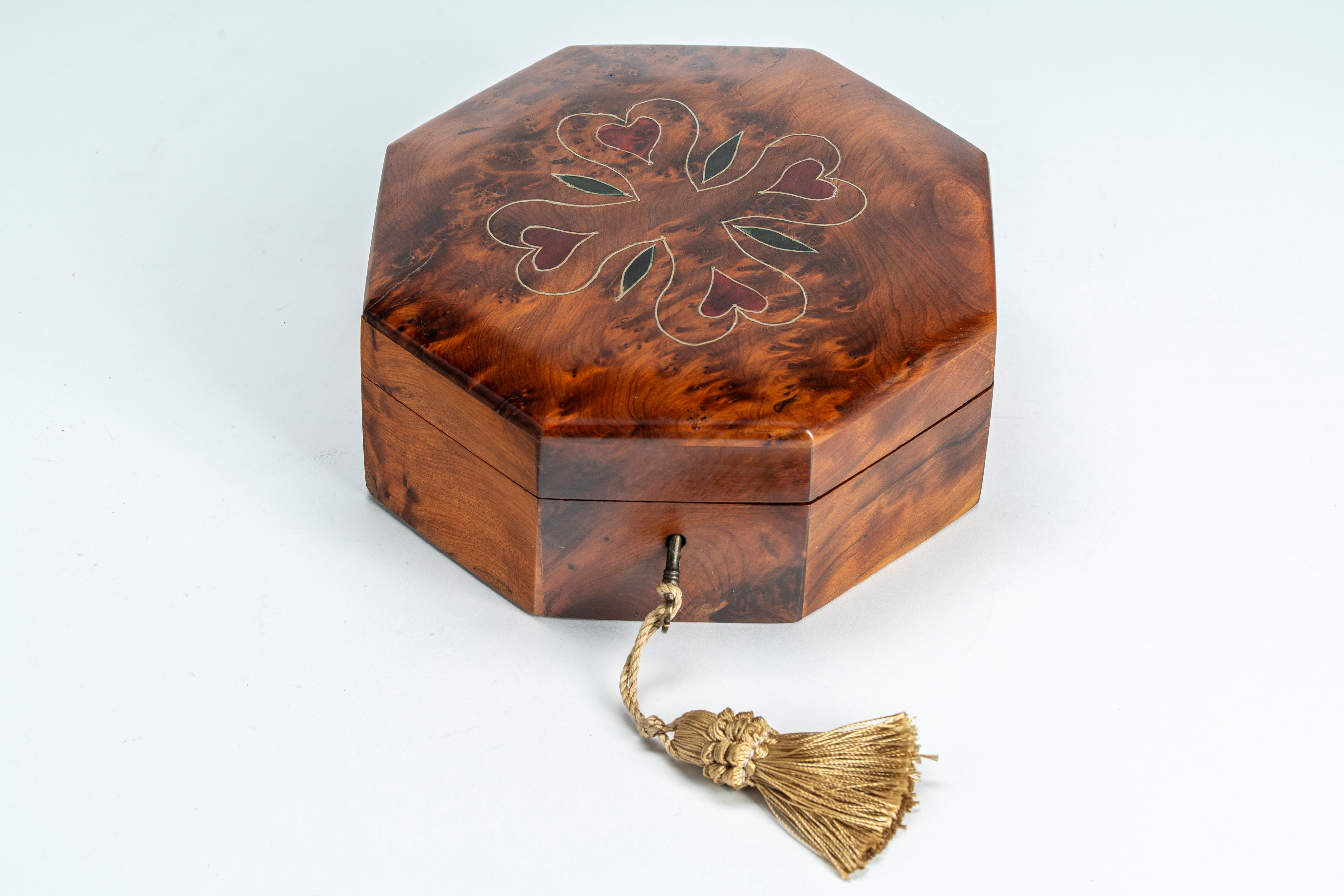 Scatola con coperchio in argento e smalti guilloché verde e blu con fascia di monetine incassate....