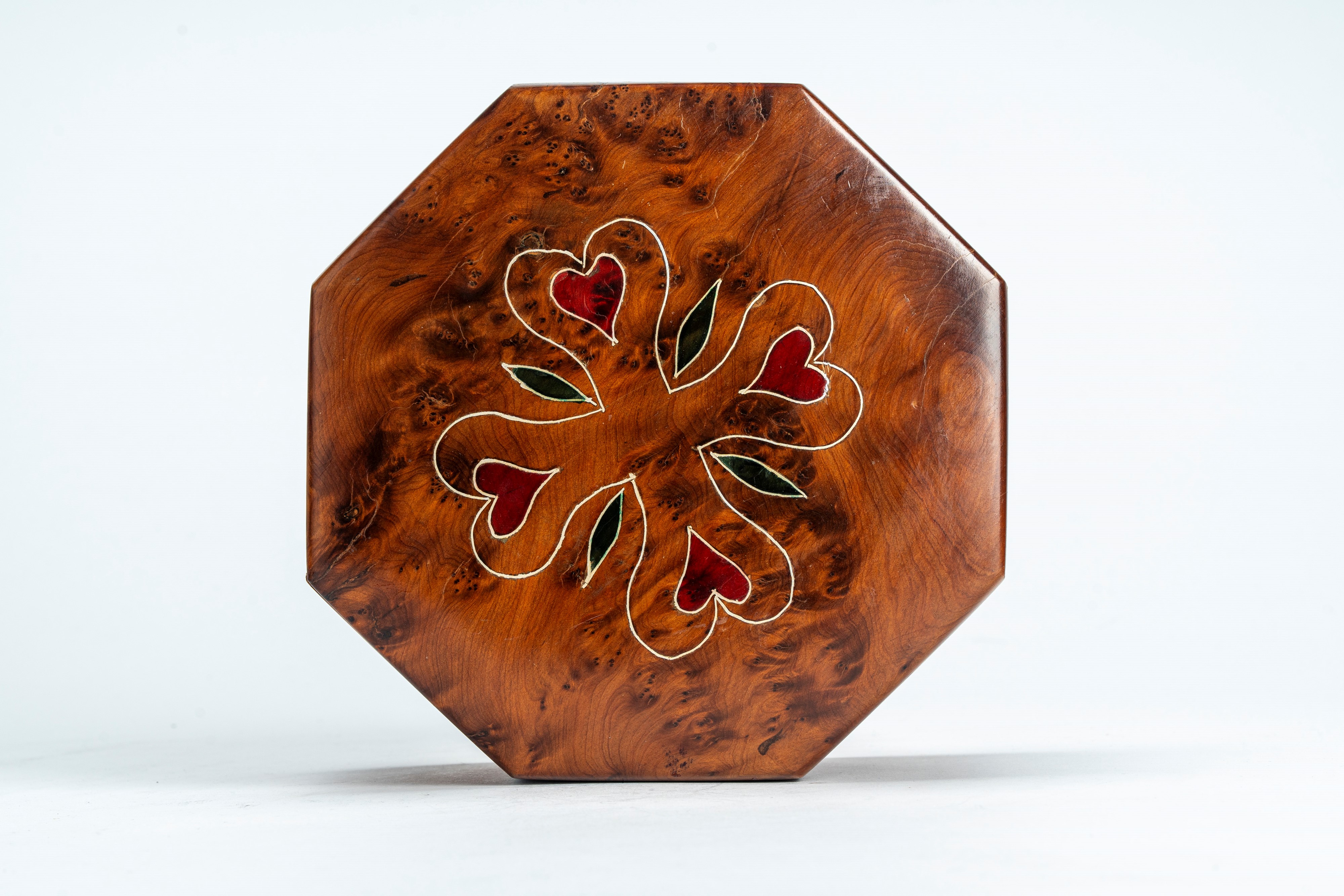 Scatola con coperchio in argento e smalti guilloché verde e blu con fascia di monetine incassate....