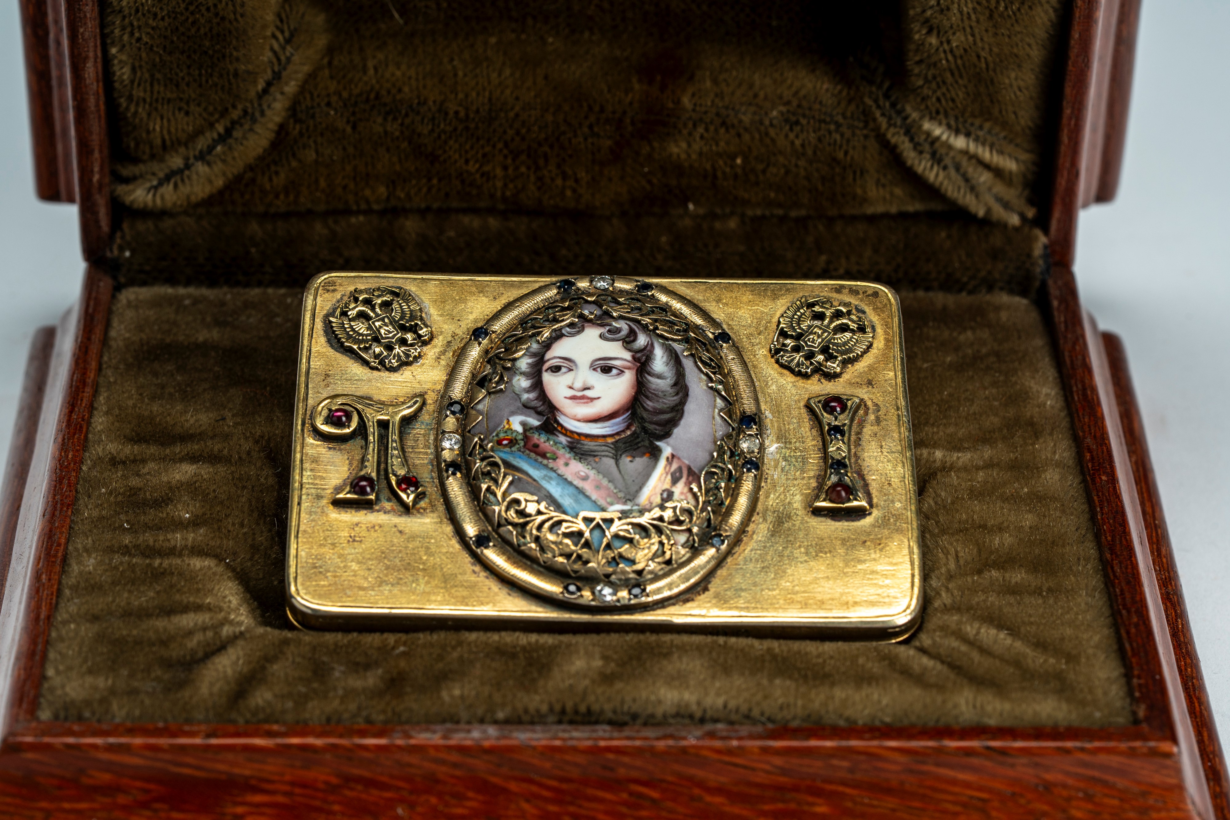 Scatola in argento dorato con cabochons. San Pietroburgo, fine XIX secolo