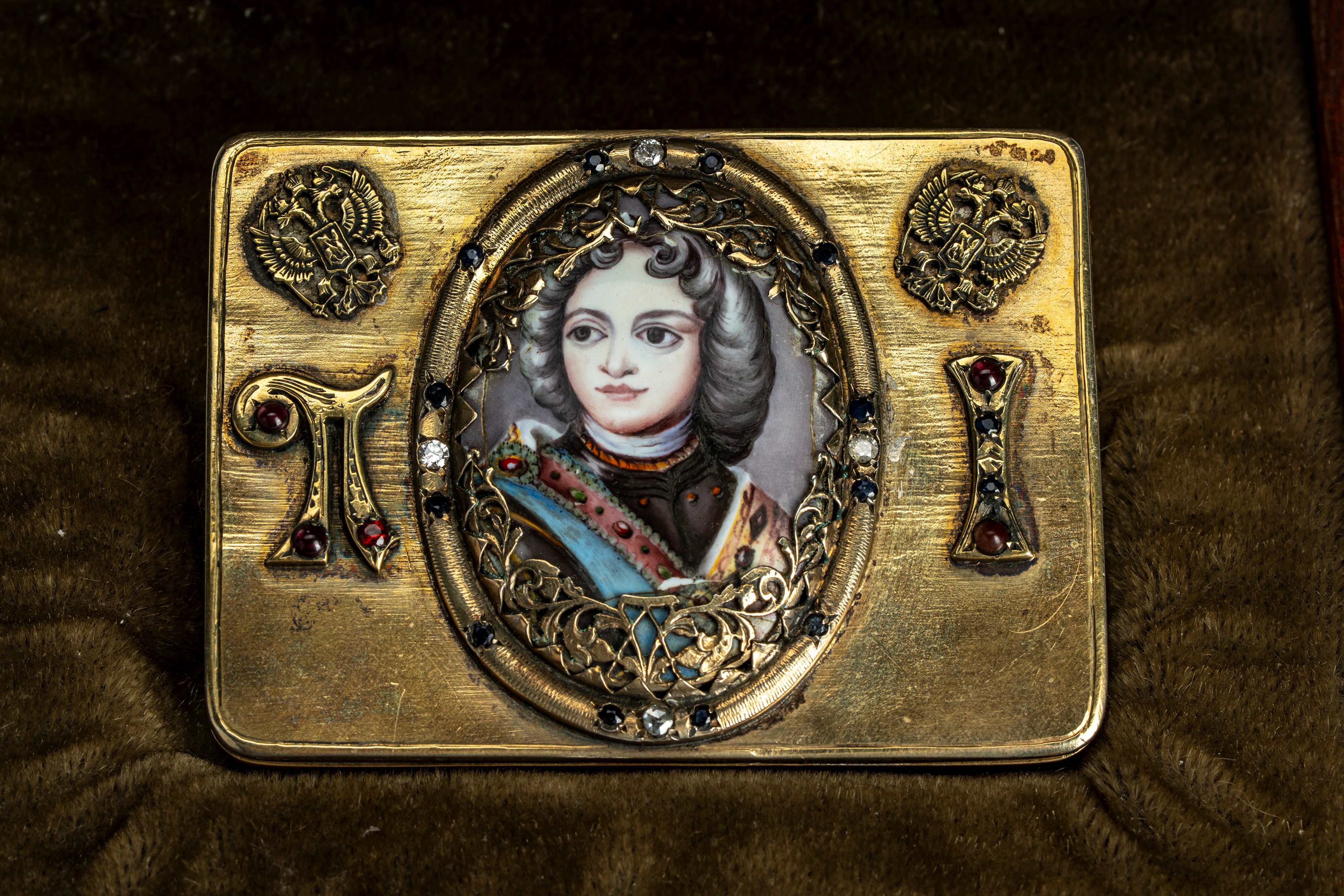 Scatola in argento dorato con cabochons. San Pietroburgo, fine XIX secolo