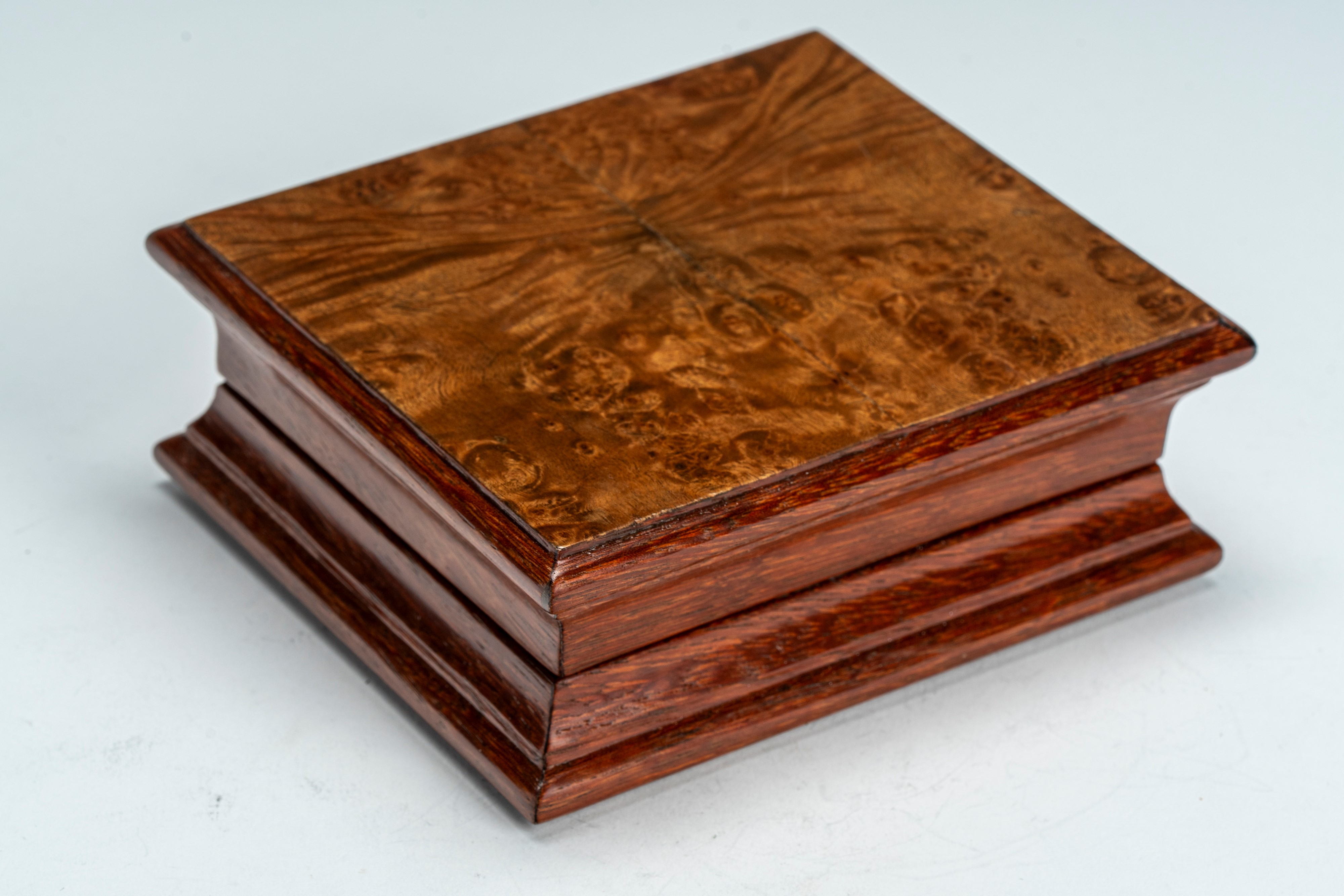 Scatola in argento dorato con cabochons. San Pietroburgo, fine XIX secolo