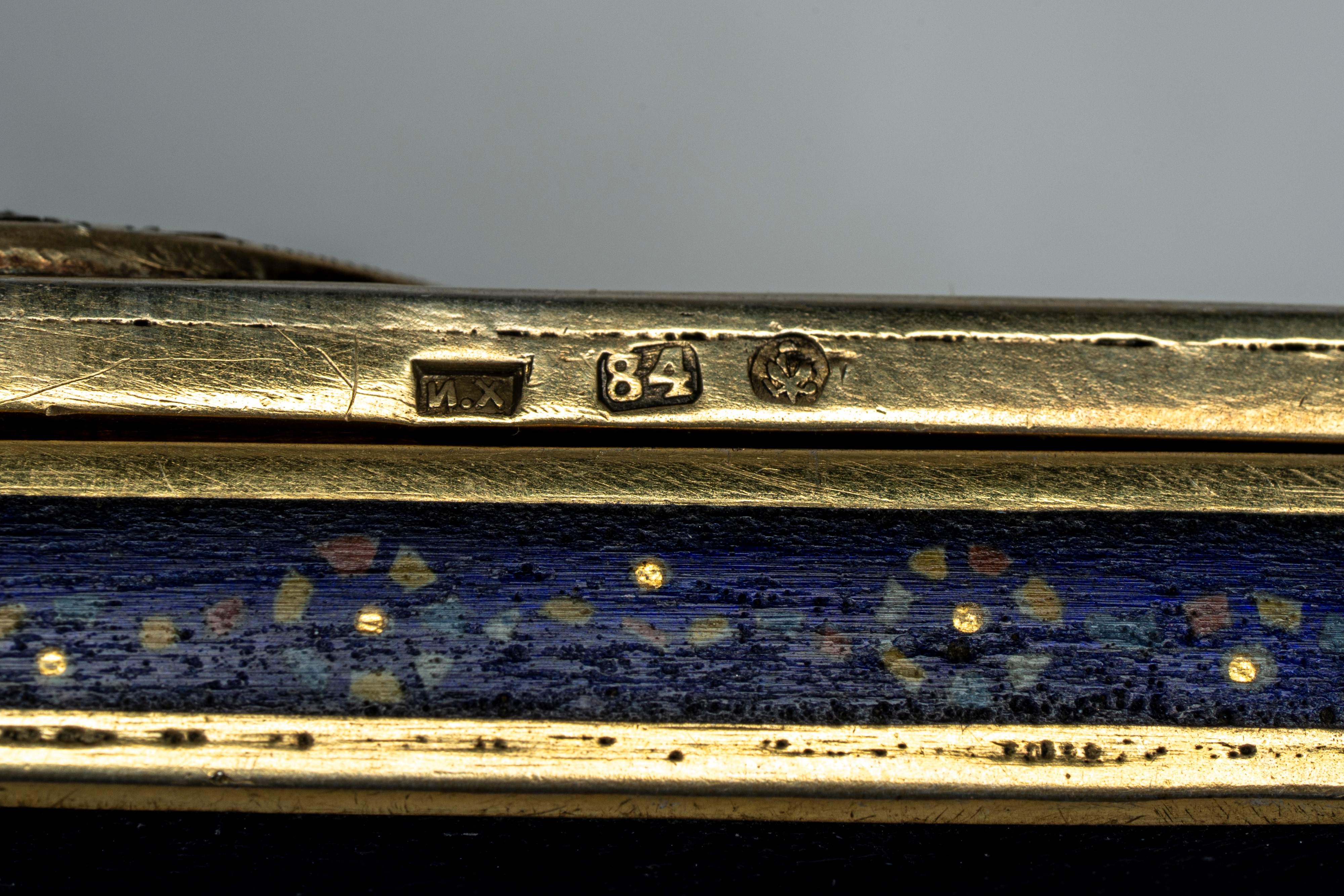 Scatola in argento dorato con cabochons. San Pietroburgo, fine XIX secolo