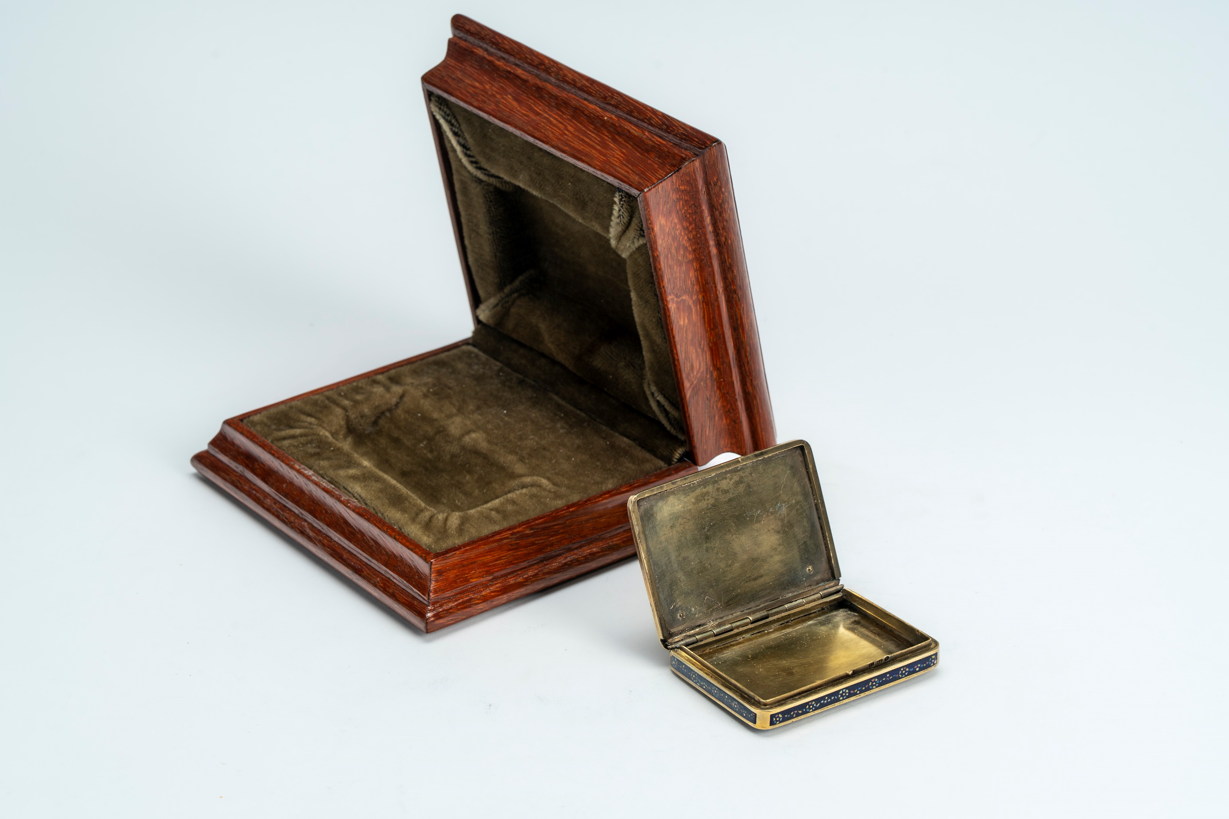 Scatola in argento dorato con cabochons. San Pietroburgo, fine XIX secolo