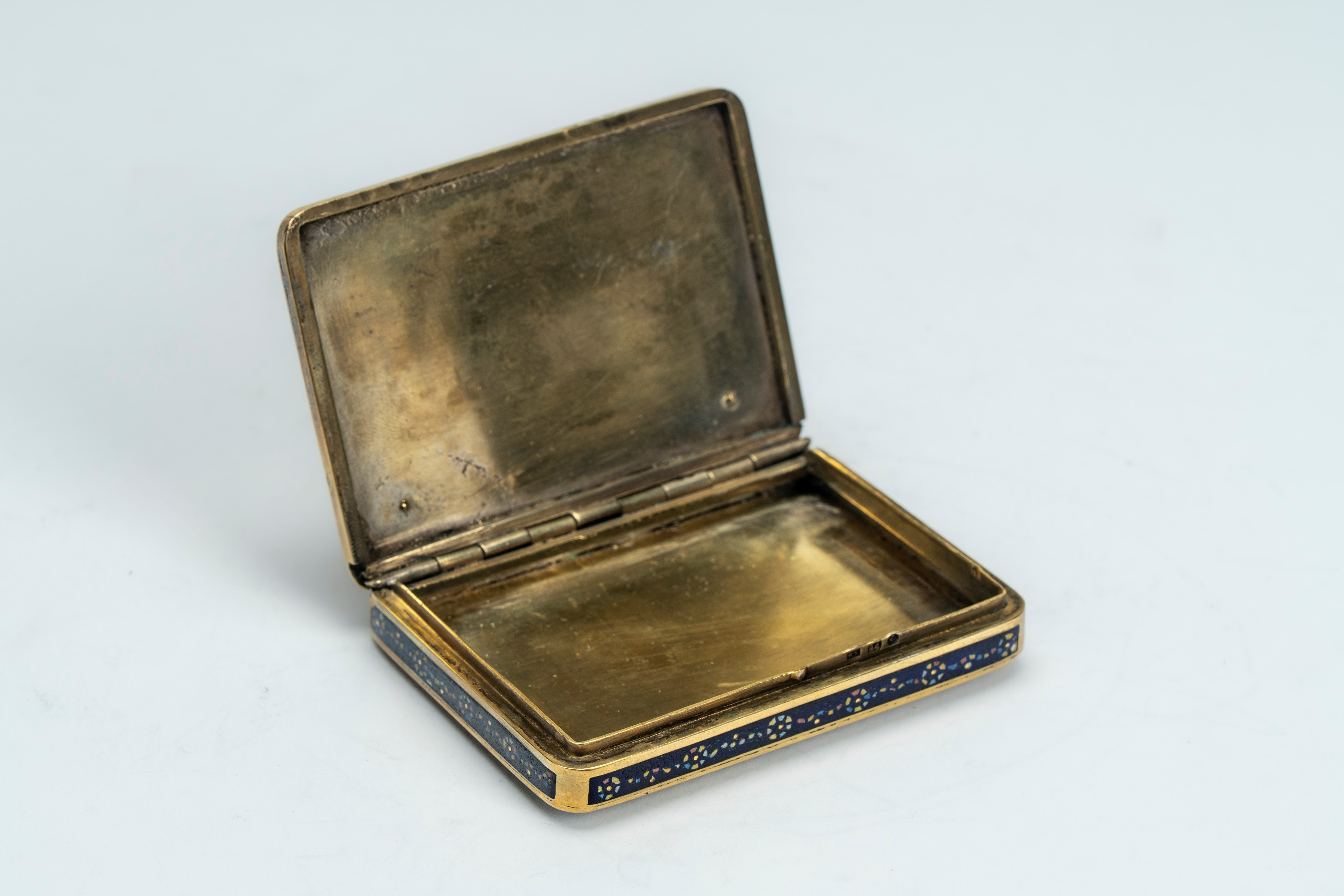 Scatola in argento dorato con cabochons. San Pietroburgo, fine XIX secolo