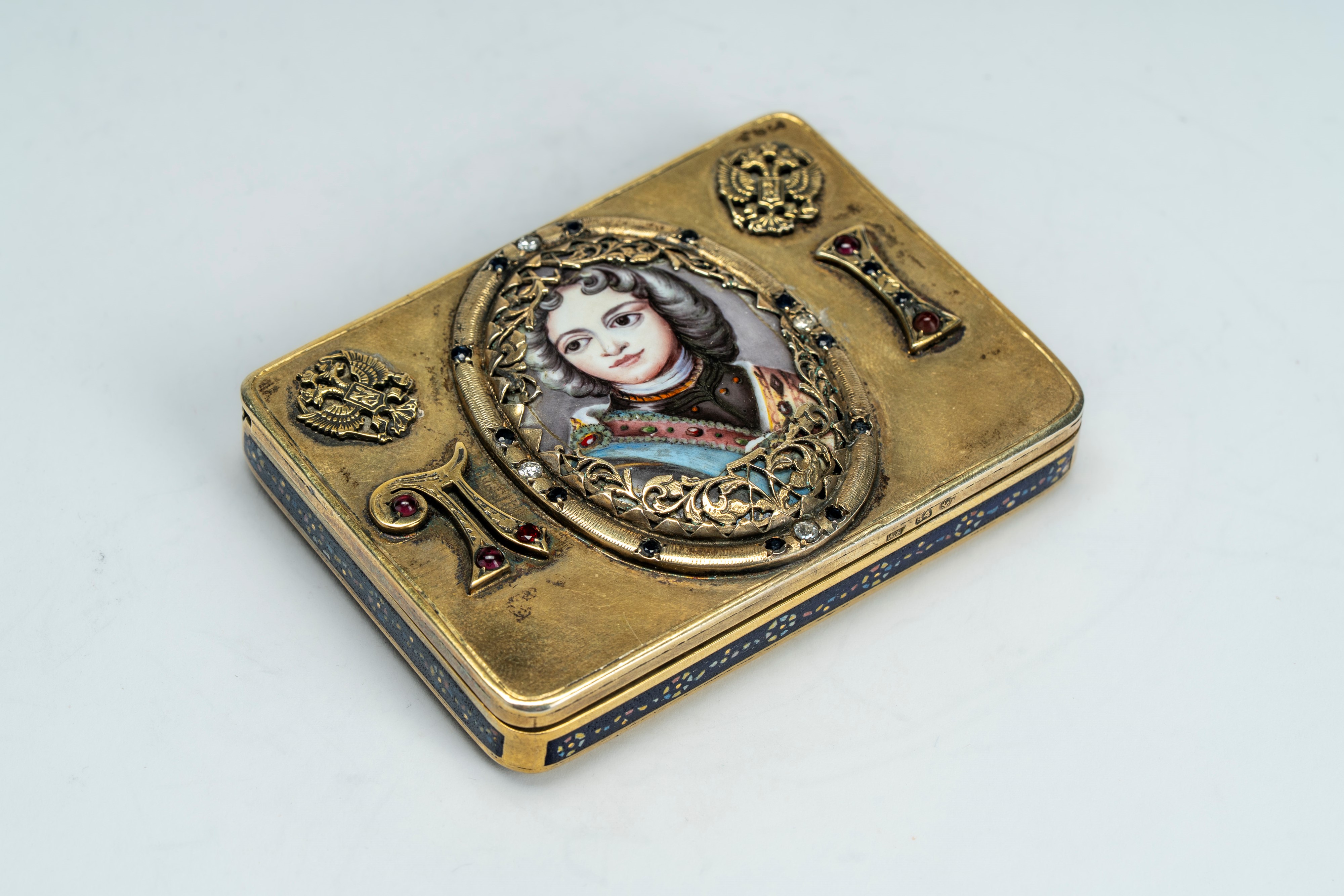 Scatola in argento dorato con cabochons. San Pietroburgo, fine XIX secolo