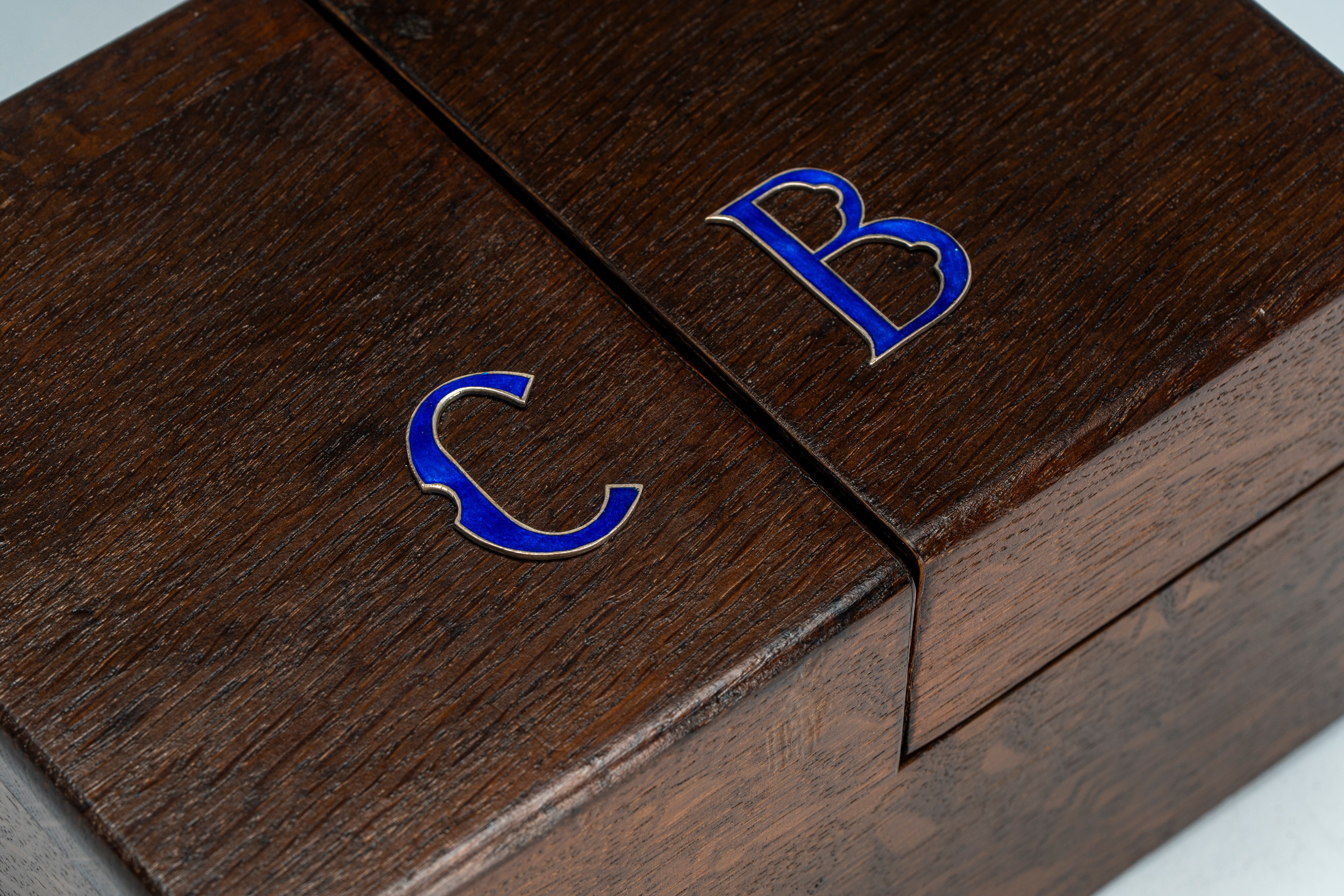 Uovo tripartito in argento e smalti guilloché, cesellato al niello con volute vegetali e aquila i...