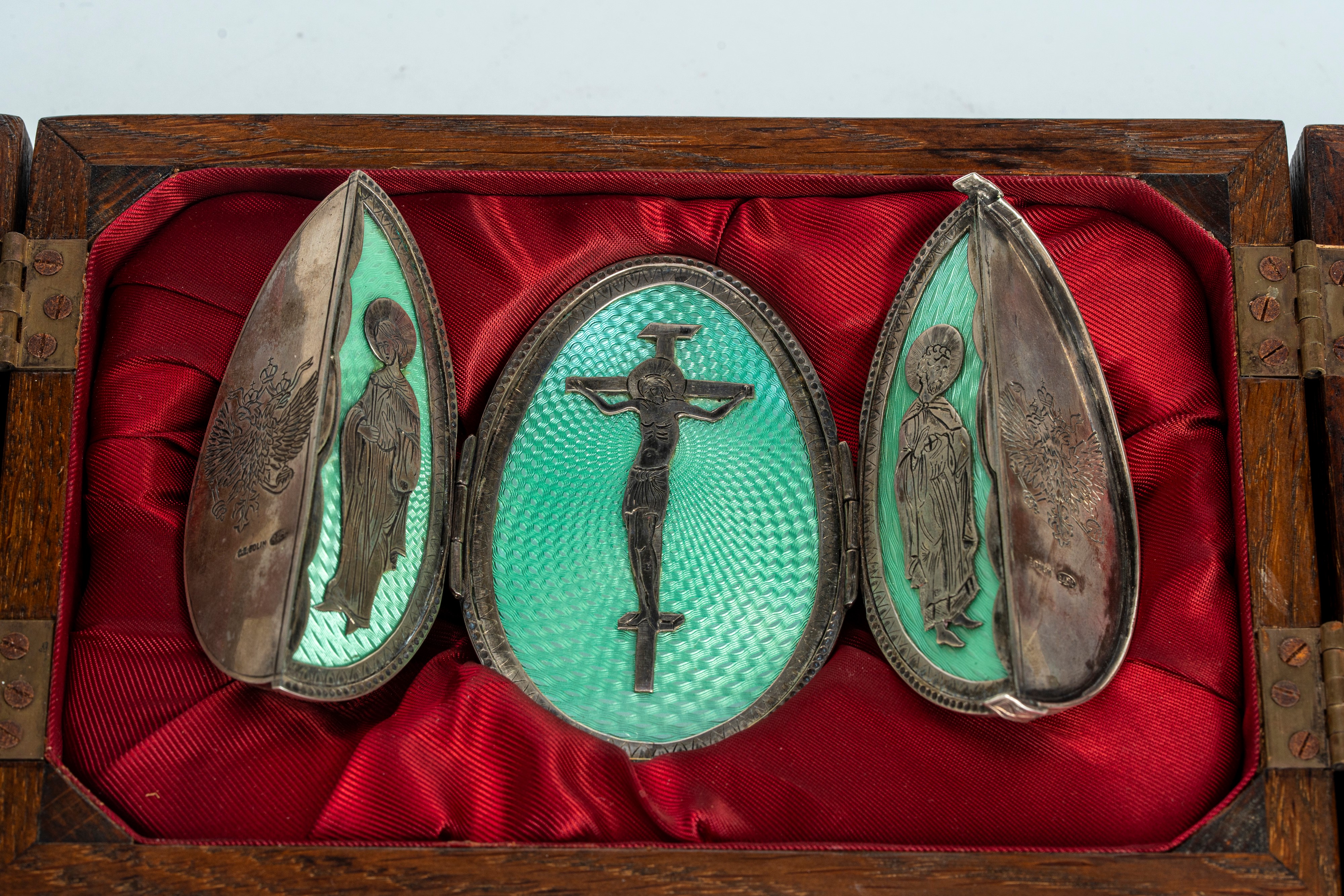 Uovo tripartito in argento e smalti guilloché, cesellato al niello con volute vegetali e aquila i...