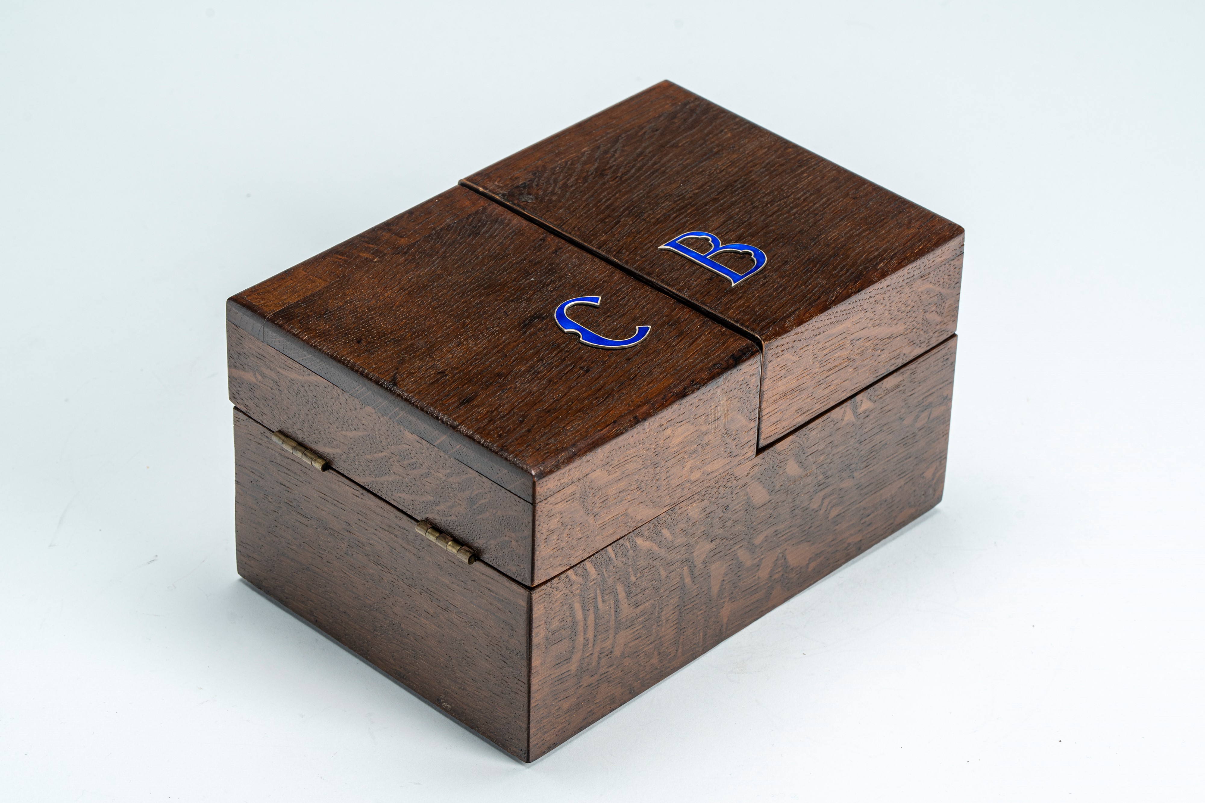 Uovo tripartito in argento e smalti guilloché, cesellato al niello con volute vegetali e aquila i...