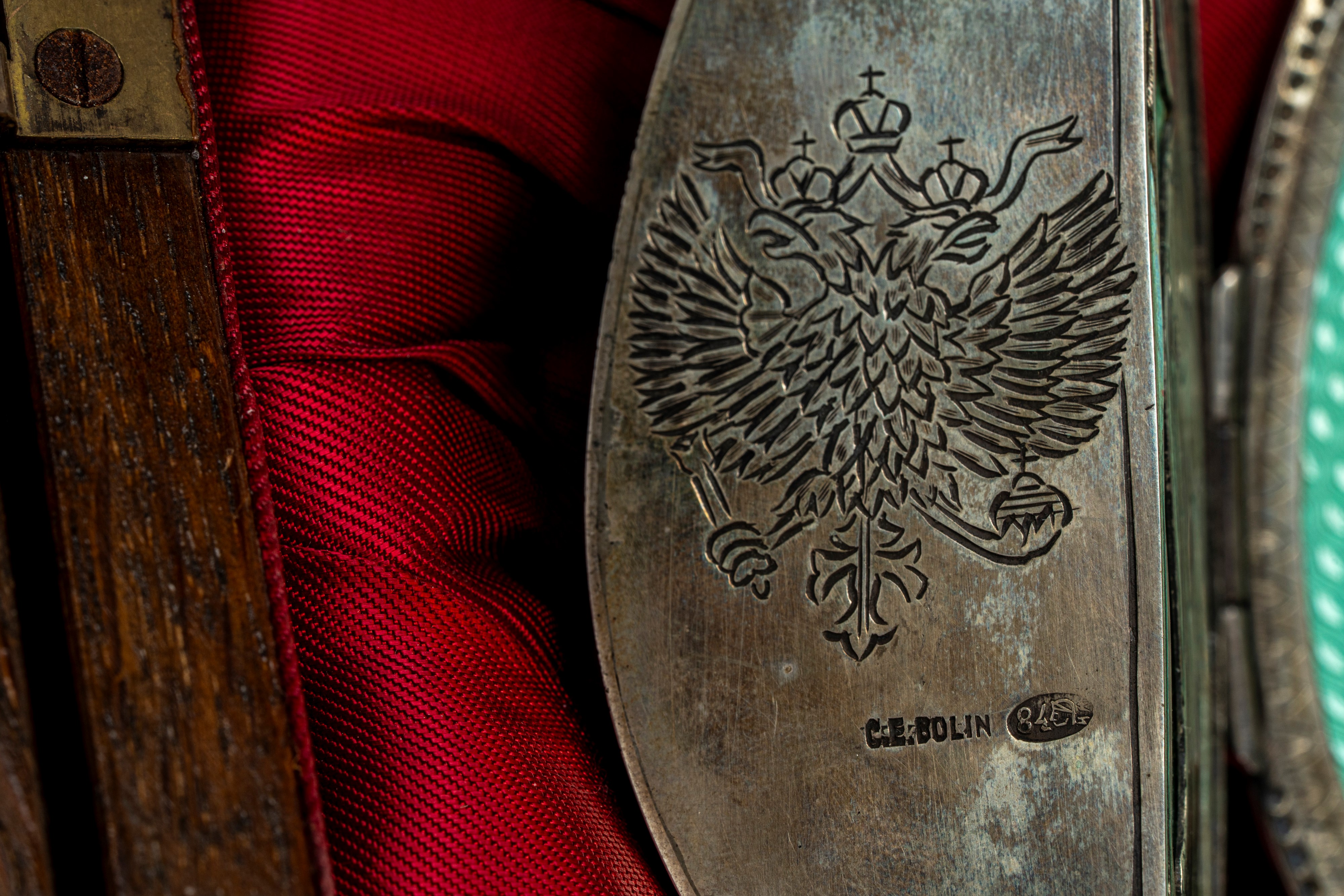 Uovo tripartito in argento e smalti guilloché, cesellato al niello con volute vegetali e aquila i...