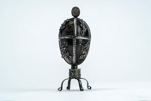Uovo in argento con coperchio e sostegno a quattro piedini a ricciolo removibili. San Pietroburgo, secolo XIX
