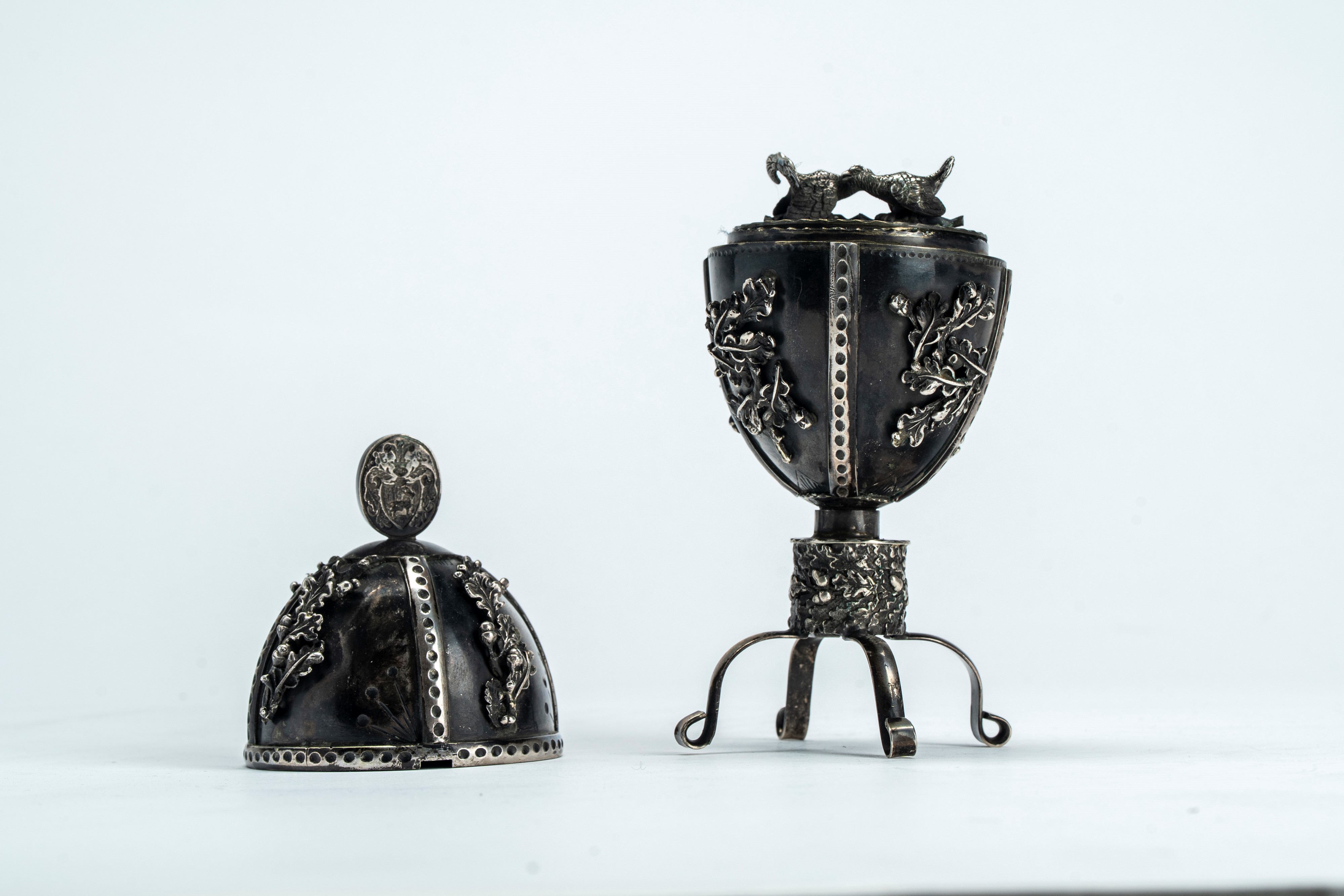 Uovo in argento con coperchio e sostegno a quattro piedini a ricciolo removibili. San Pietroburgo...