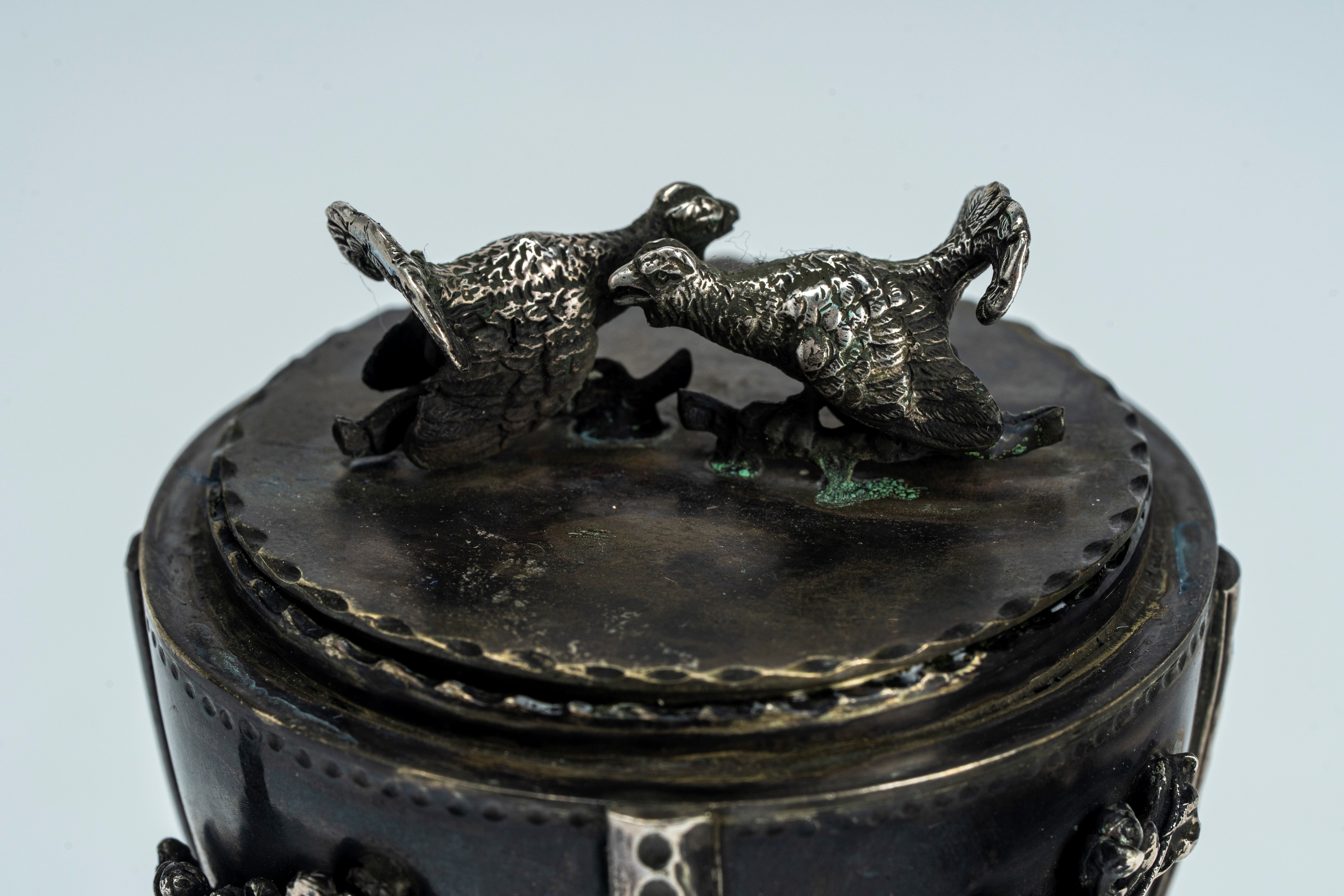 Uovo in argento con coperchio e sostegno a quattro piedini a ricciolo removibili. San Pietroburgo...