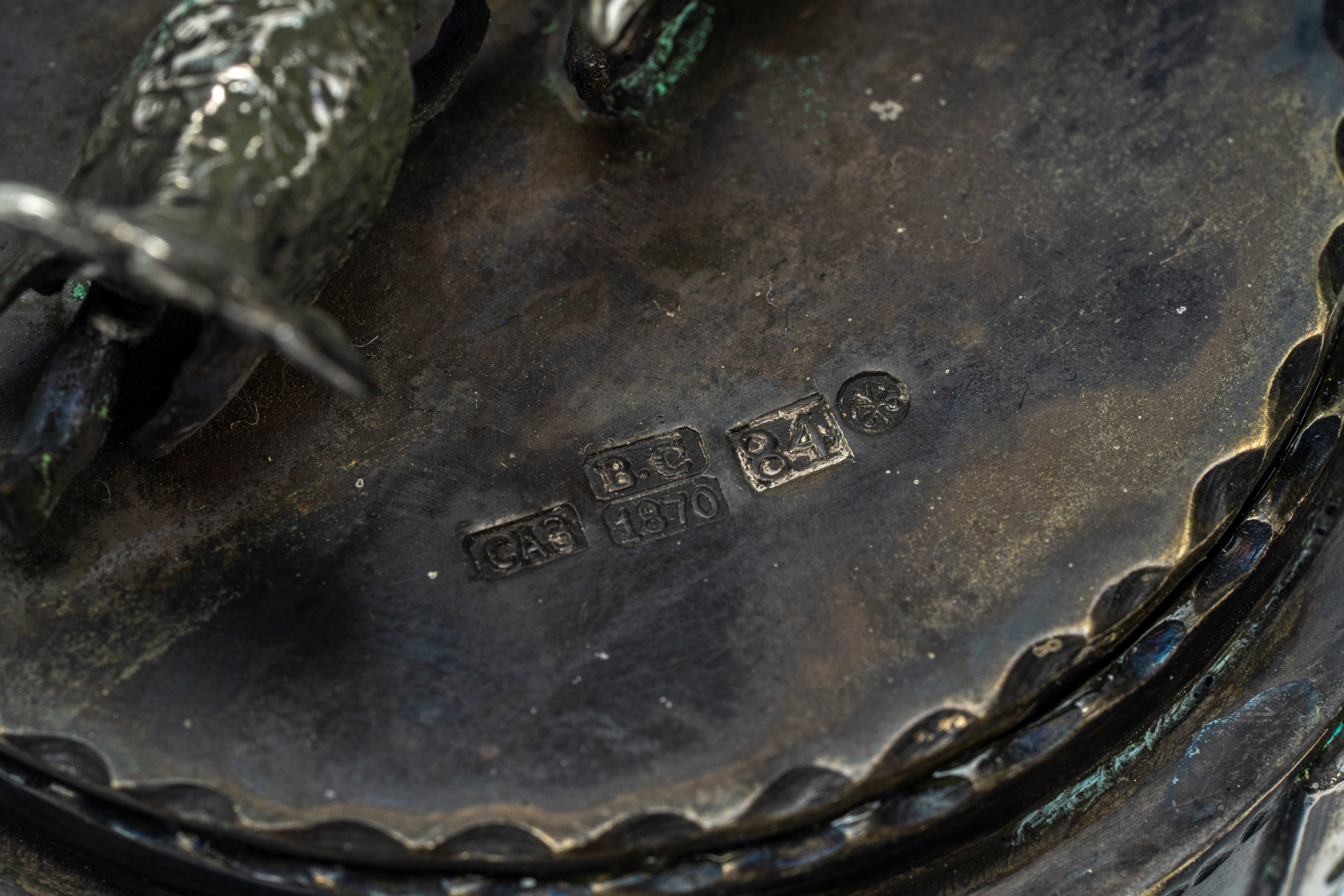 Uovo in argento con coperchio e sostegno a quattro piedini a ricciolo removibili. San Pietroburgo...