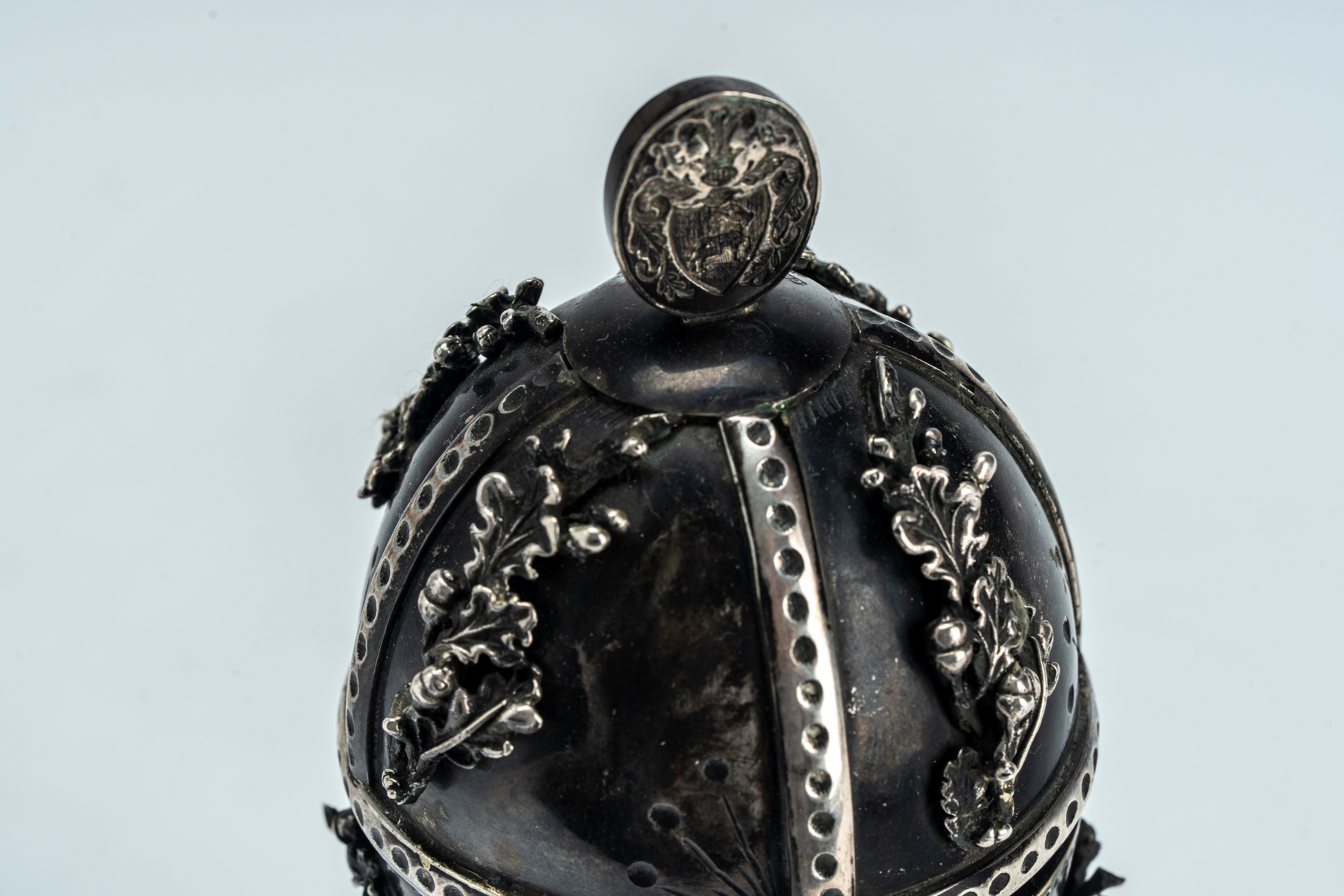 Uovo in argento con coperchio e sostegno a quattro piedini a ricciolo removibili. San Pietroburgo...