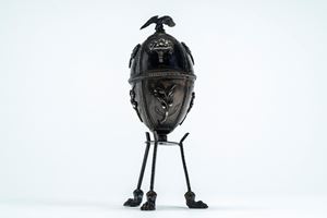 Uovo in argento con coperchio removibile decorato a cesti di fiori e sormontato da aquila ad ali spiegate. Mosca, fine secolo XIX