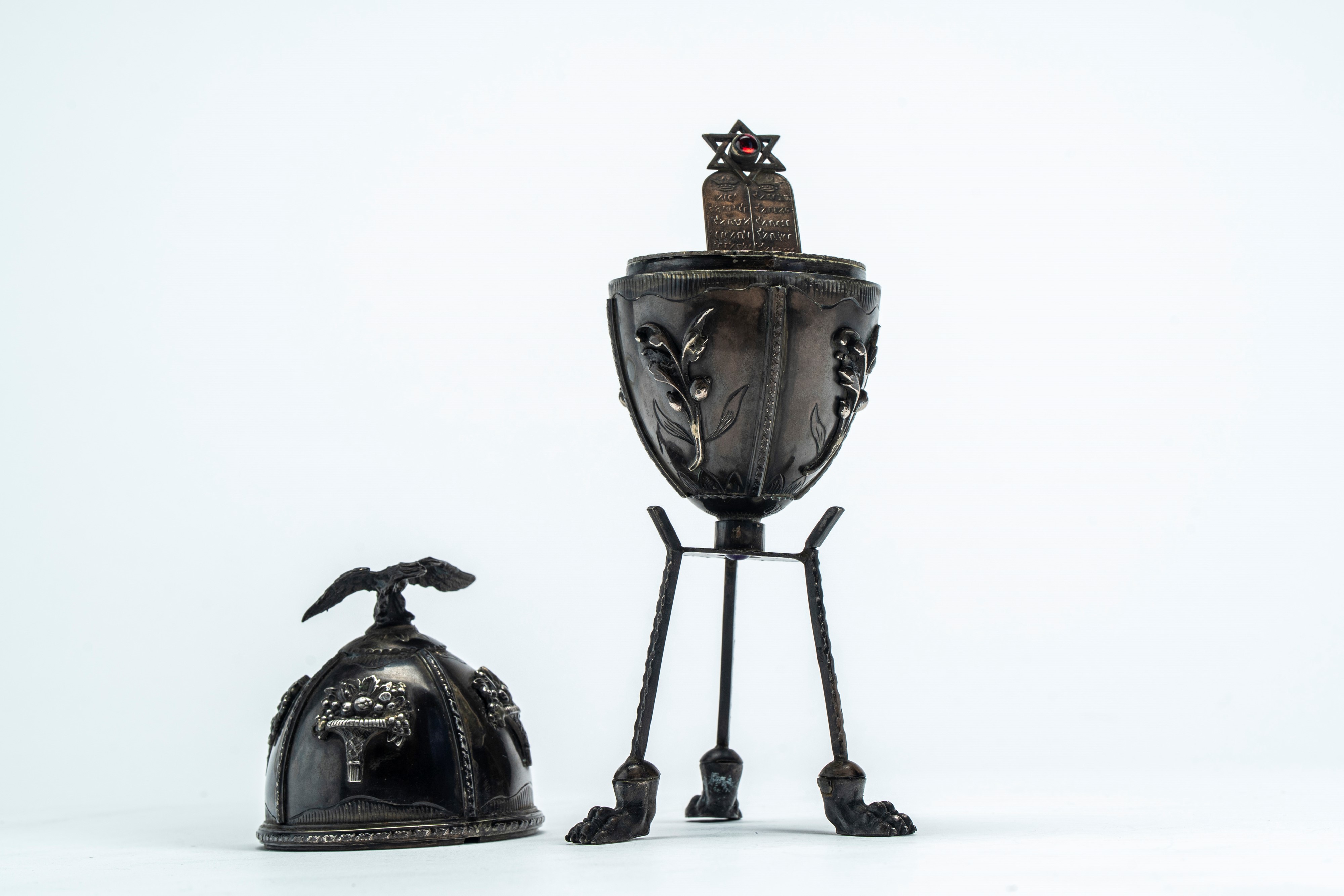 Uovo in argento con coperchio removibile decorato a cesti di fiori e sormontato da aquila ad ali ...