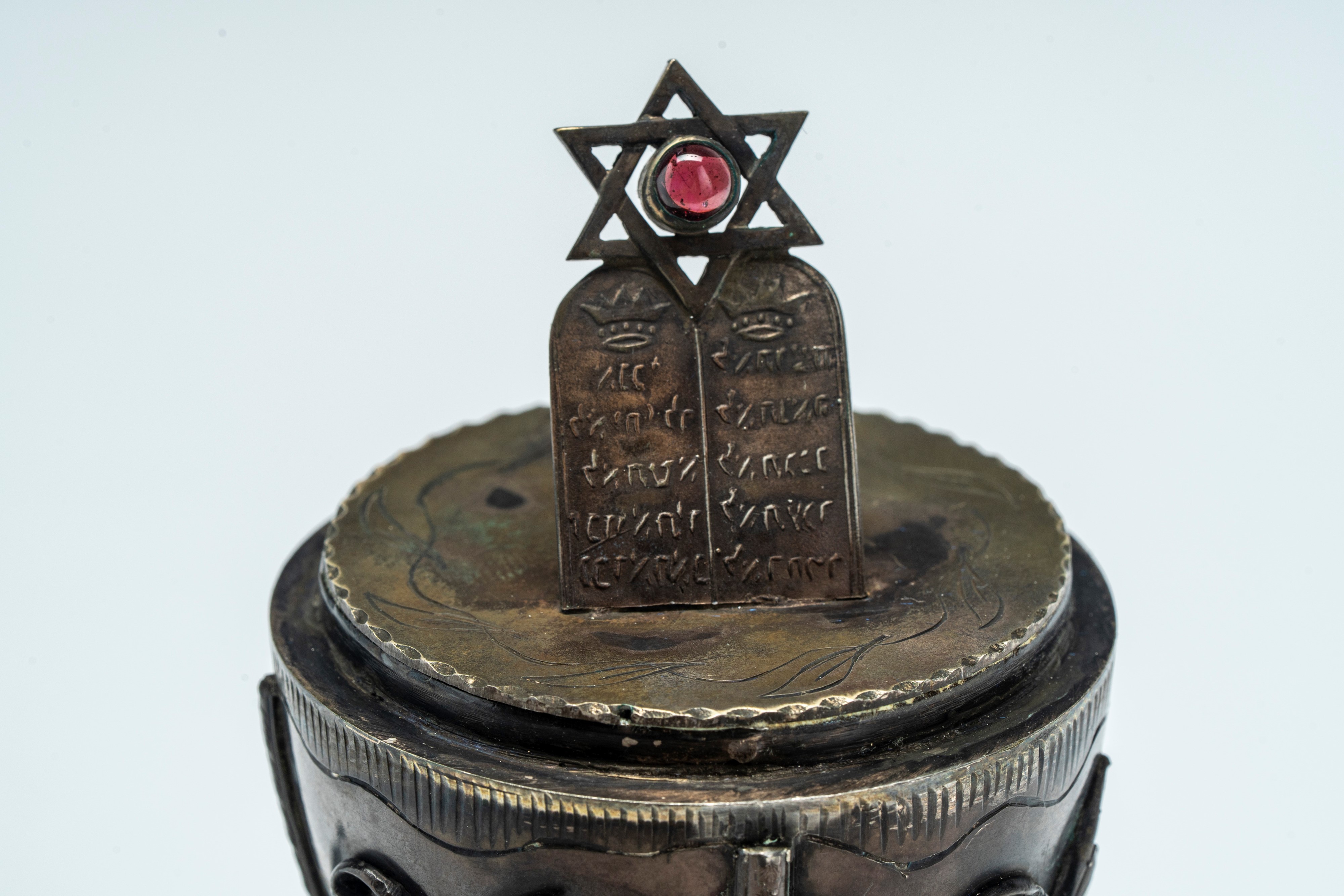 Uovo in argento con coperchio removibile decorato a cesti di fiori e sormontato da aquila ad ali ...