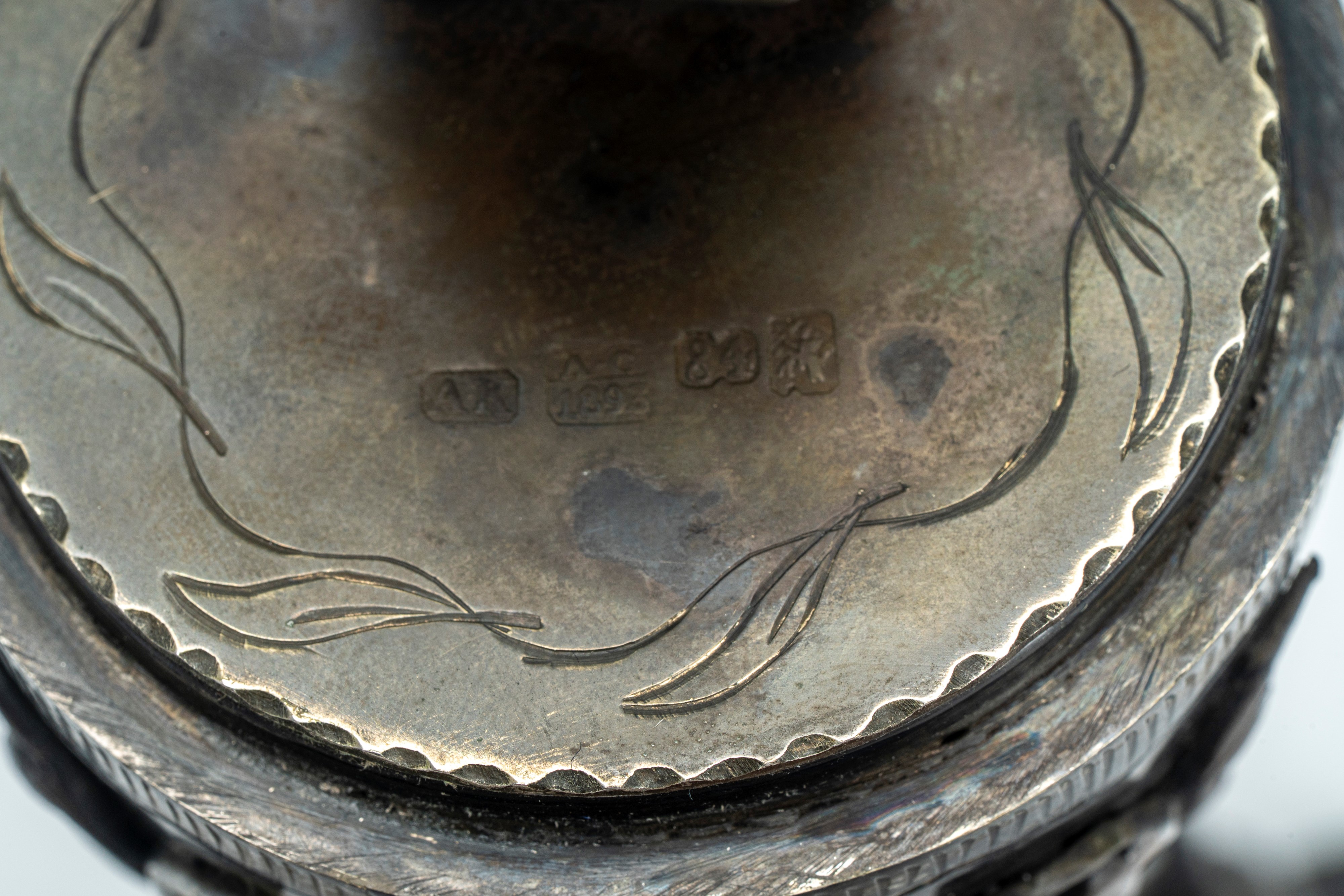 Uovo in argento con coperchio removibile decorato a cesti di fiori e sormontato da aquila ad ali ...