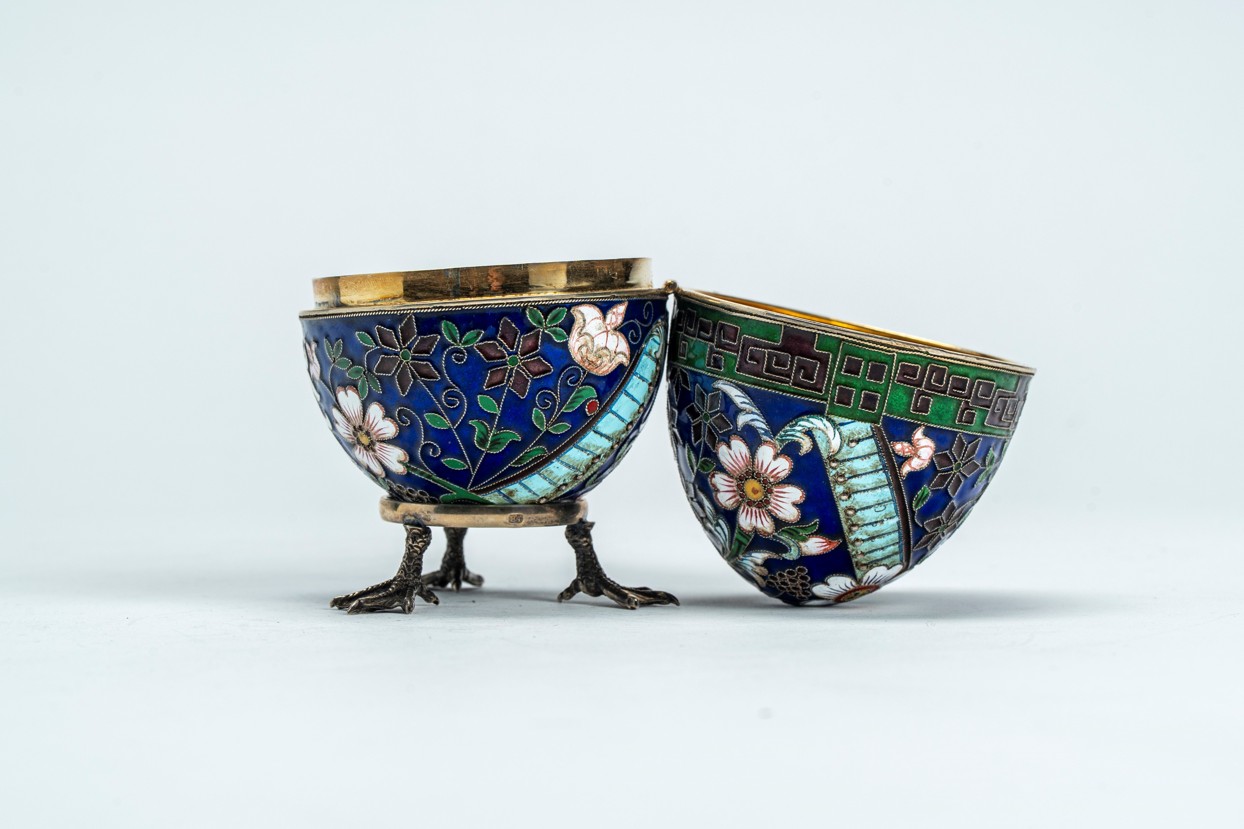 Uovo con coperchio incernierato in argento dorato con smalti policromi cloisonné a motivi floreal...