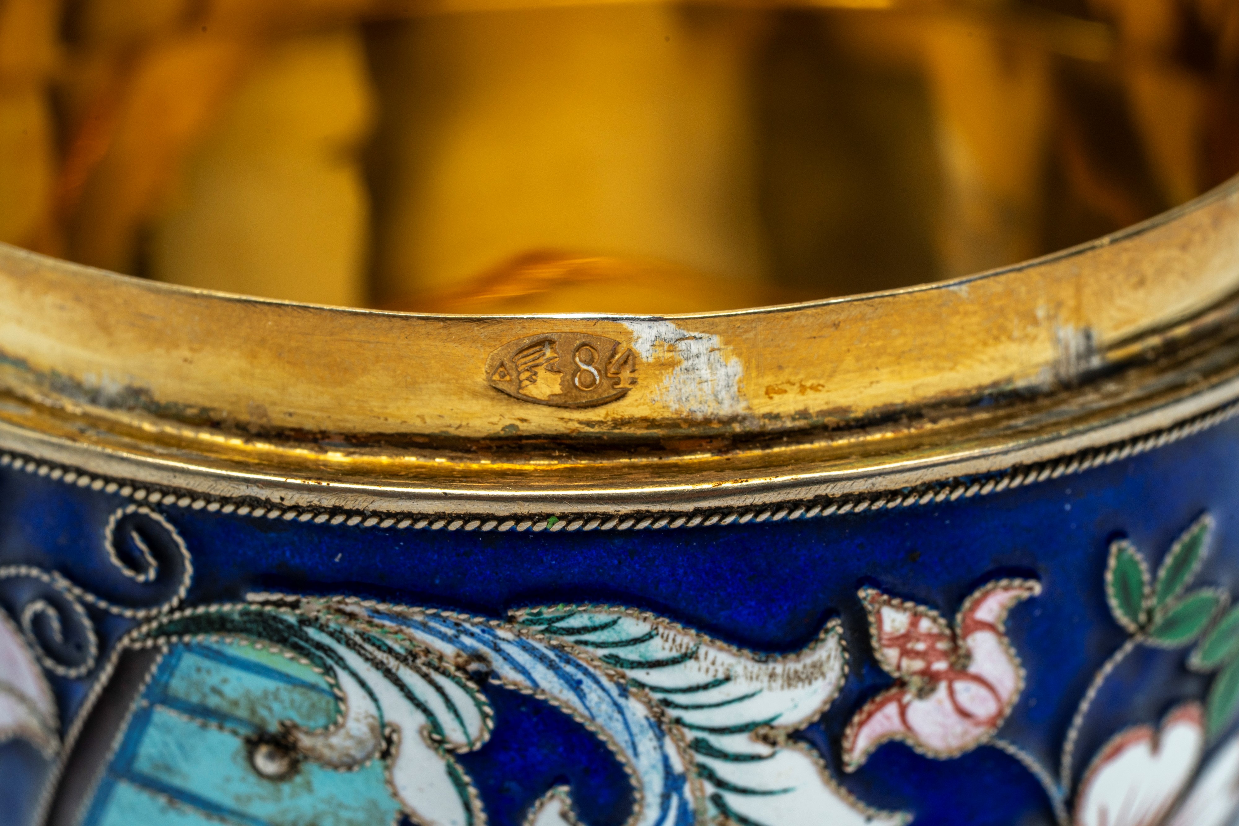 Uovo con coperchio incernierato in argento dorato con smalti policromi cloisonné a motivi floreal...