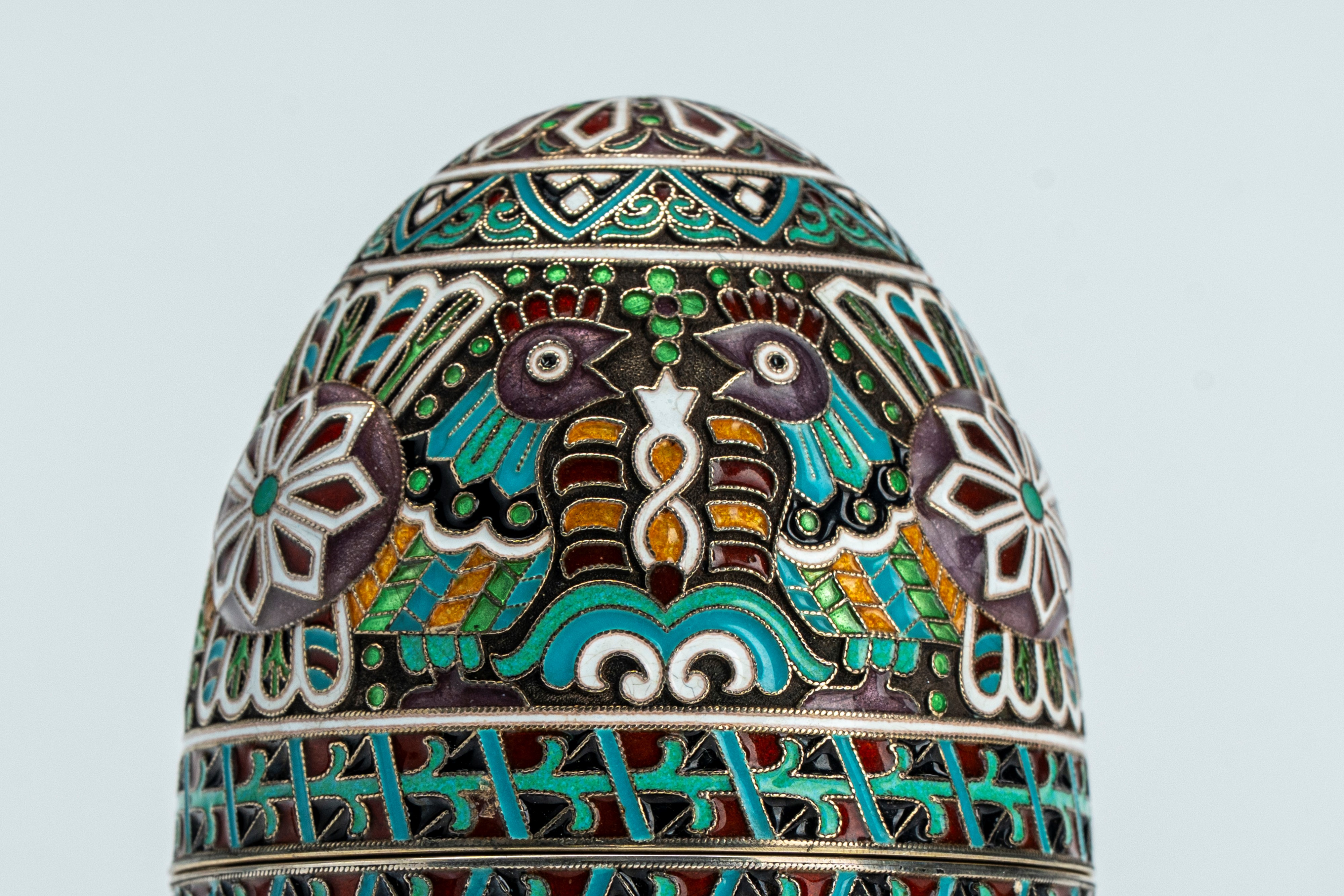 Uovo con coperchio apribile in argento dorato e smalti policromi cloisonné, decorato con galli af...