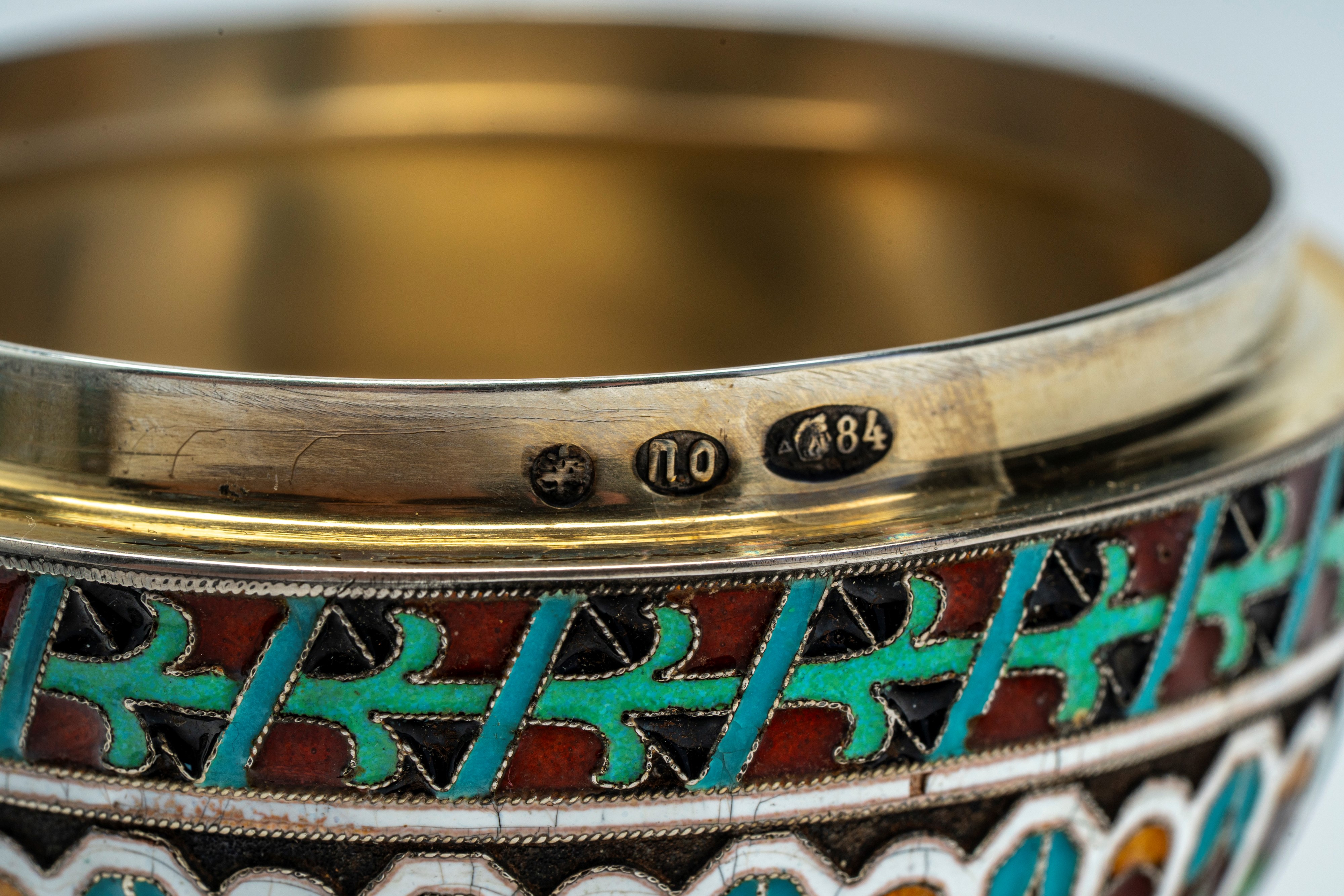 Uovo con coperchio apribile in argento dorato e smalti policromi cloisonné, decorato con galli af...