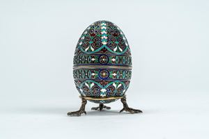 Uovo con coperchio in argento e smalti policromi a motivo stilizzato. Mosca, inizio secolo XX