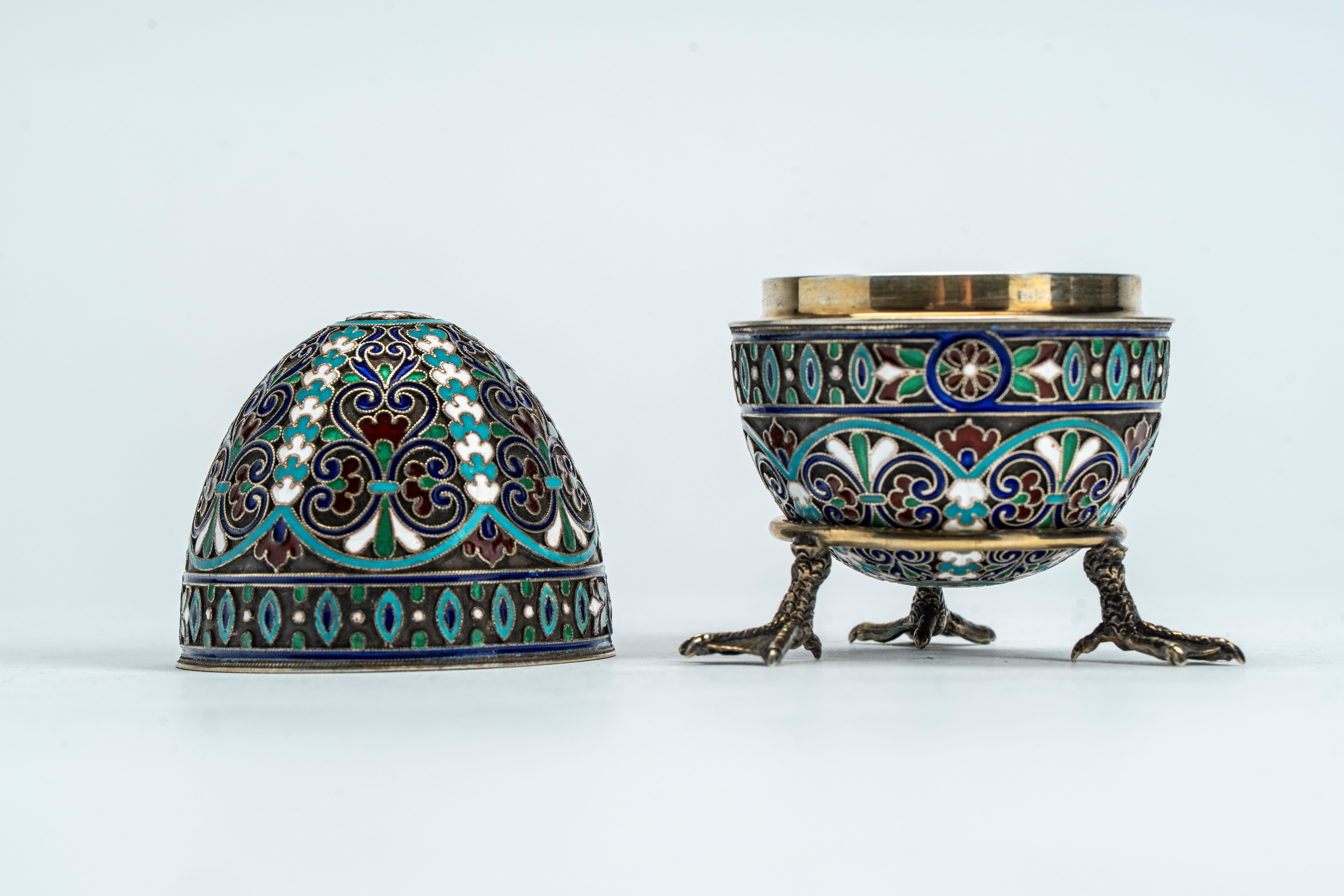 Uovo con coperchio in argento e smalti policromi a motivo stilizzato. Mosca, inizio secolo XX